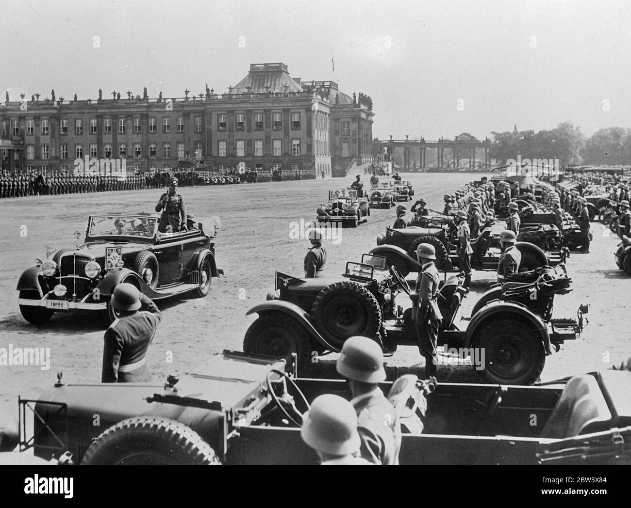 Deutschlands Kriegsminister bei der größten Militärparade Potsdam seit dem Krieg, 150. Jahrestag des Todes Frederik der Großen. Feldmarschall von Blomberg, der deutsche Kriegsminister, nahm den Gruß an einer großen Parade in Potsdam zum 150. Todestag Frederiks des Großen. Auch der Veteran Feldmarschall von Mackensen, der Husar-Uniform trug, und General von Fritsch, Oberbefehlshaber der Armee, waren anwesend. Die gesamte 23. Division nahm an der Parade Teil, die die größte Militärparade war, die Potsdam seit dem Krieg gesehen hat. Foto zeigt , Feld Ma Stockfoto