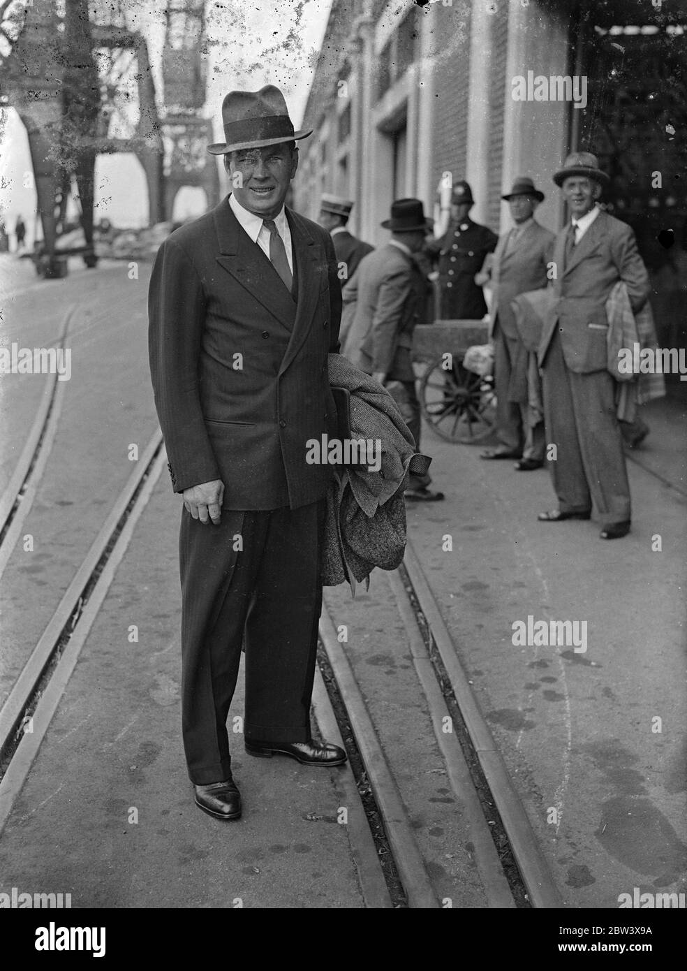 Gene Tunney kommt in England an. Gene Tunney , der ehemalige Schwergewichtsboxweltmeister, kam mit dem Liner Bremen aus New York nach Southampton. Foto zeigt : Gene Tunney bei der Ankunft in Southampton . 11. September 1936 Stockfoto