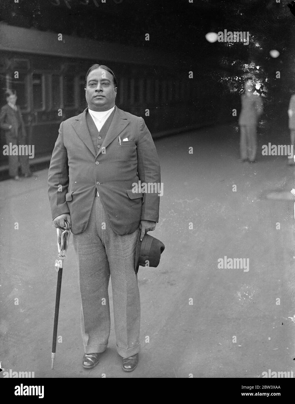 Indischer Heiliger Mann in London . Swami Yoganda, ein indischer Heiliger Mann und Leiter eines Klosters in Los Angeles, Kalifornien, kam nach einer Tour durch den Osten am Bahnhof Liverpool Street in London an. Foto zeigt, Swami Yoganda bei der Ankunft in Liverpool Street. 11. September 1936 Stockfoto