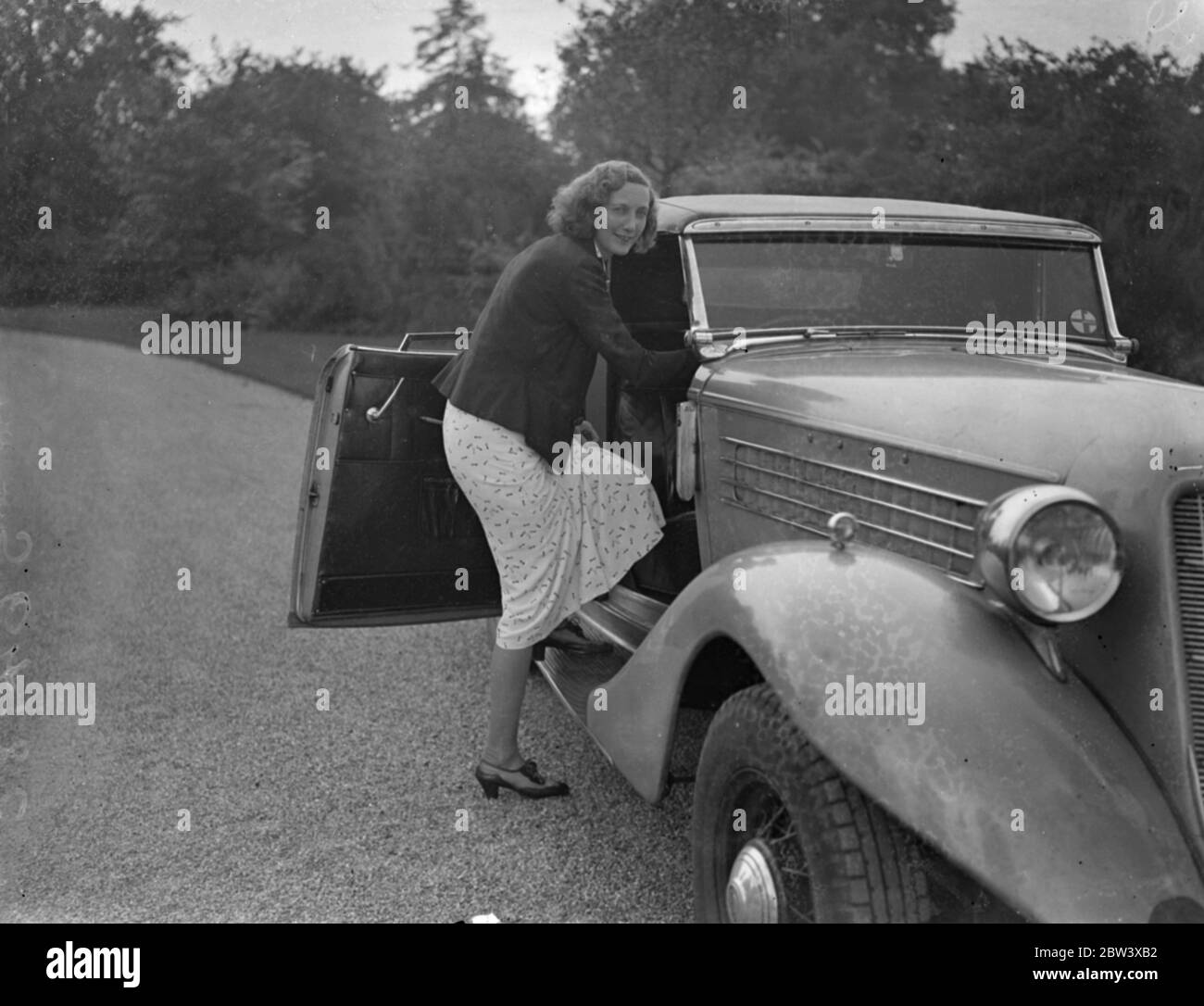 Frau . Beryl Markham Gegenüber. Frau . Beryl Markham, die britische Flugfrau, soll nun auf ihrer letzten Etappe ihres Fluges von Abingdon (Berks) nach New York mit amerikanischen Flugzeugen über Maine fliegen. Sie ist die erste Frau, die den atlantik allein von Ost nach West überquert. Foto zeigt: EIN neues Bild von Frau . Beryl Markham und ihr Auto. [ Datum der Nachricht nicht Bild ] 5 September 1936 Stockfoto