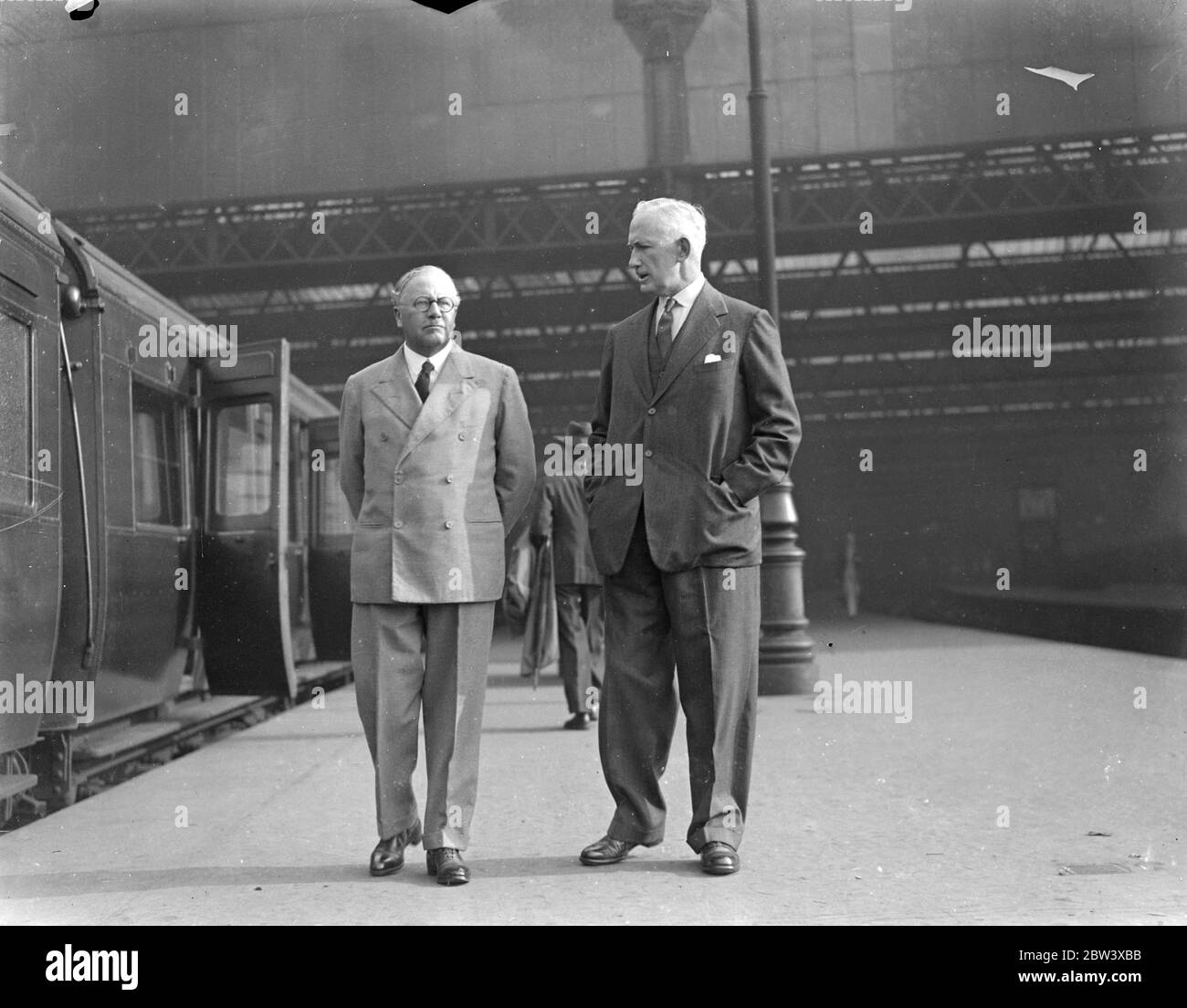 Sir Kingsley Wood geht zur Tour durch die Slum-Gebiete von Portsmouth. Sir Kingsley Wood, der Minister für Gesundheit, links Waterloo Station Portsmouth, wo er eine Tour durch Slum und Not bedrängten Gebieten. Foto zeigt, Sir Kingsley Wood (links) im Gespräch mit Dr. T Carnwath, stellvertretender Chief Medical Officer des Ministeriums für Gesundheit auf der Plattform in Waterloo. 14. September 1936 Stockfoto