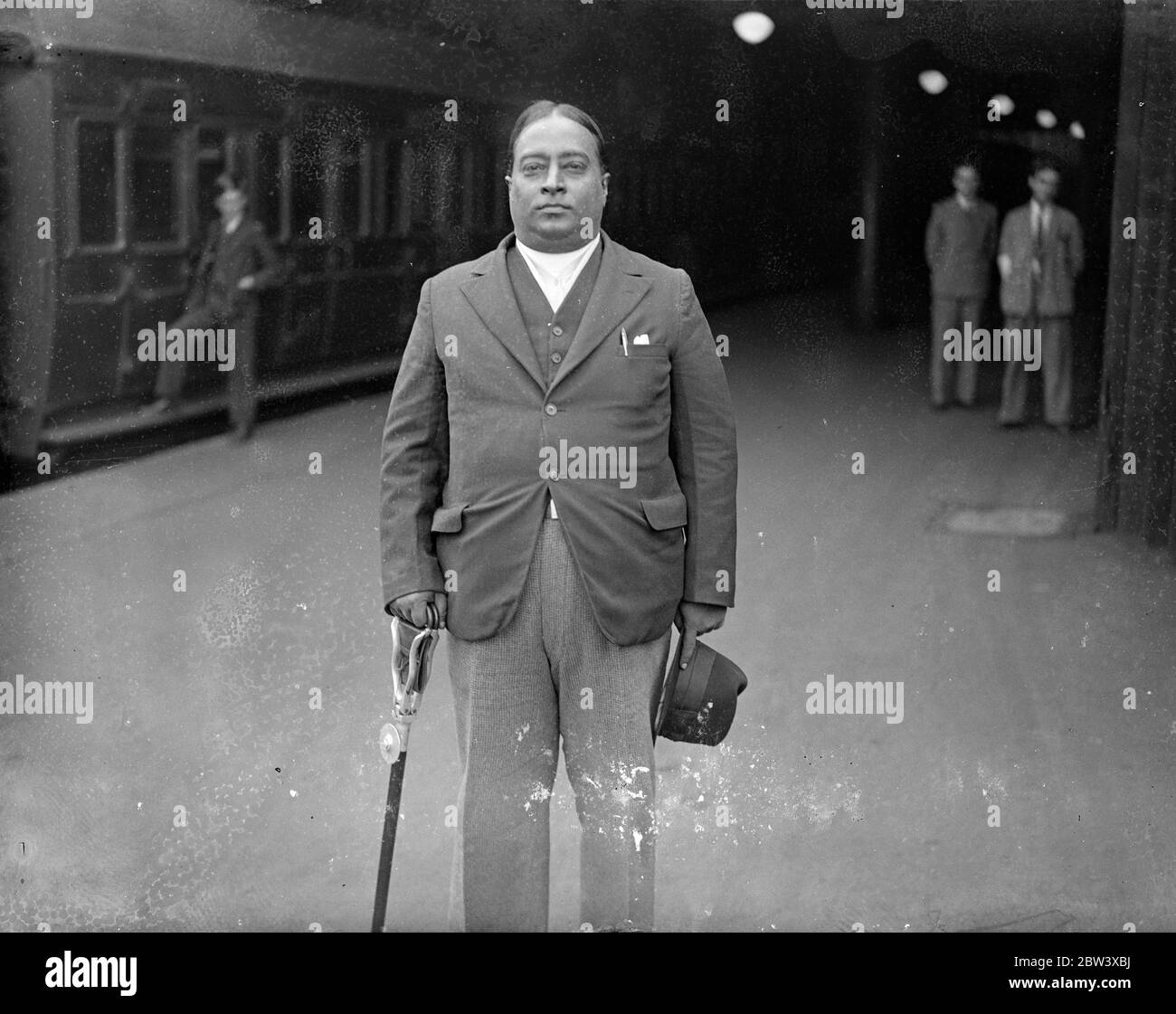 Indischer Heiliger Mann in London . Swami Yoganda, ein indischer Heiliger Mann und Leiter eines Klosters in Los Angeles, Kalifornien, kam nach einer Tour durch den Osten am Bahnhof Liverpool Street in London an. Foto zeigt, Swami Yoganda bei der Ankunft in Liverpool Street. 11. September 1936 Stockfoto