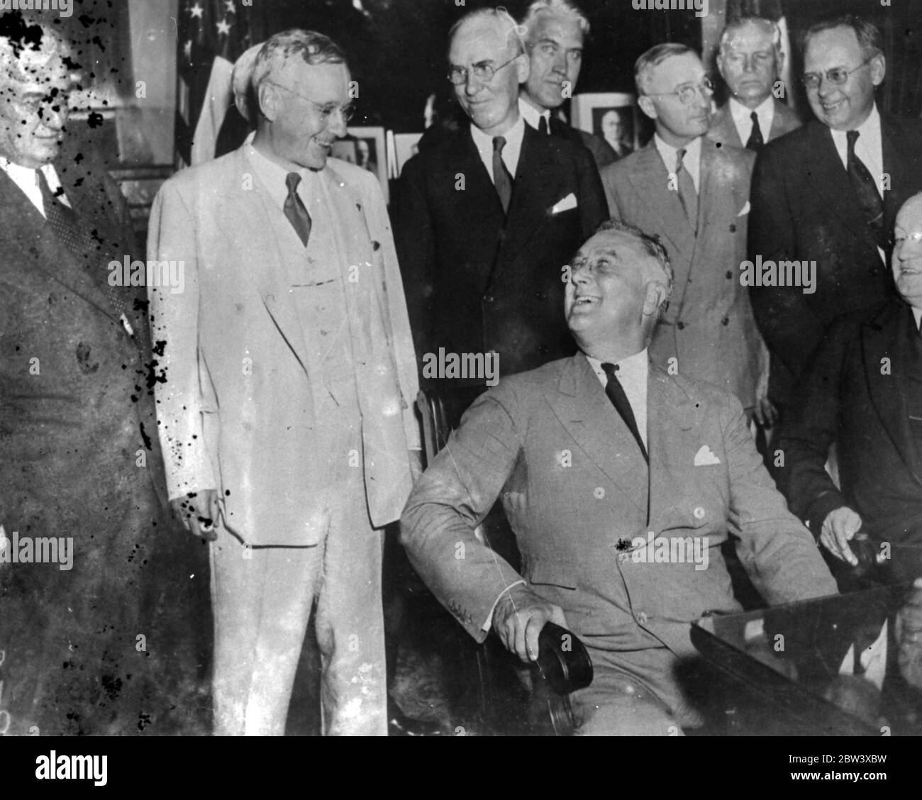Präsident Roosevelt und Wahlrivale treffen sich mit einem Lächeln. Präsident Franklin D. Roosevelt und Gouverneur Alfred Landon von Kansas, die Rivalen in den Vereinigten Staaten Präsidentschaftswahlen, sank ihre politischen Unterschiede in dem Bemühen, Tausende von amerikanischen Bauern zu retten, wenn sie die Dürre-Konferenz in des Moines, Iowa. Foto zeigt: Präsident Roosevelt lächelt bei Gouverneur Landon (links), wenn sie auf der Konferenz trafen. Zwischen den beiden ist Gouverneur Roy I. Cochran von Nebraska und rechts ist Gouverneur Clyde Herring von Iowa. 11. September 1936 Stockfoto