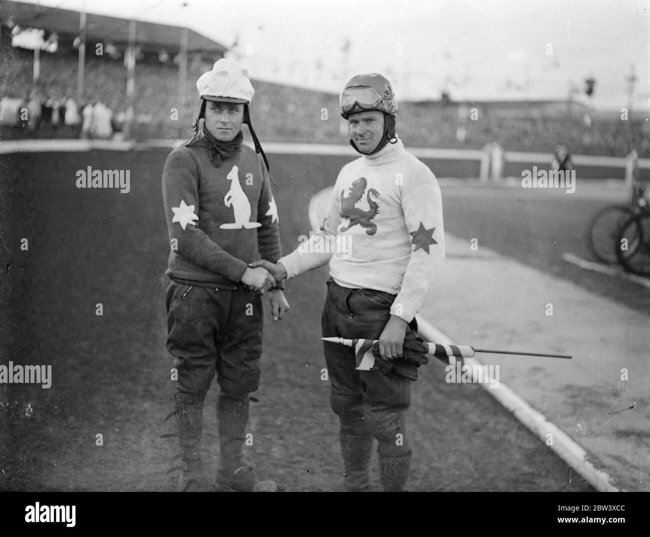 Ron Johnson und Frank Charles teilen sich einen Kapitäns-Handschlag während des zweiten Testmatches zwischen England und Australien Speedway Testteams bei New Cross 17 Juni 1936. 17 Juni 1936 Stockfoto