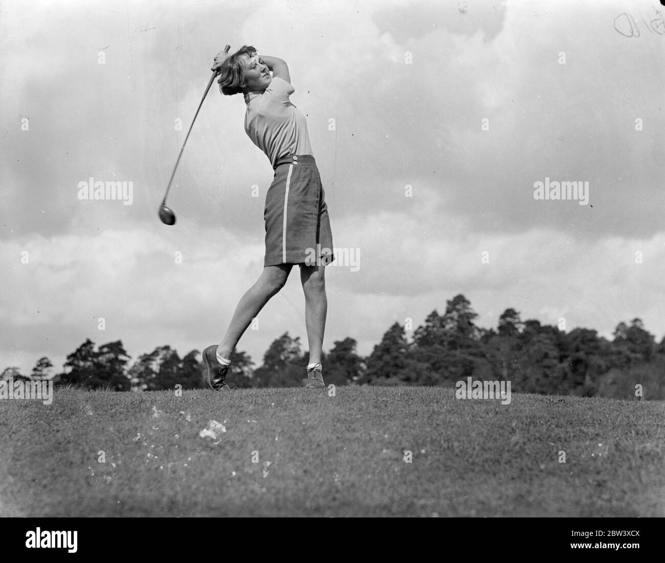 13-jährige Golfer neue Mode und Jugendmeisterschaften gesetzt. Die Jugendlichen Open Golf Championships der St George's Hill Club , Weybridge , Surrey . Foto zeigt, tragen Shorts, 13-jährige Pat Vestry, setzt eine neue Mode, wie sie fährt in der Meisterschaft. 14. September 1936 Stockfoto