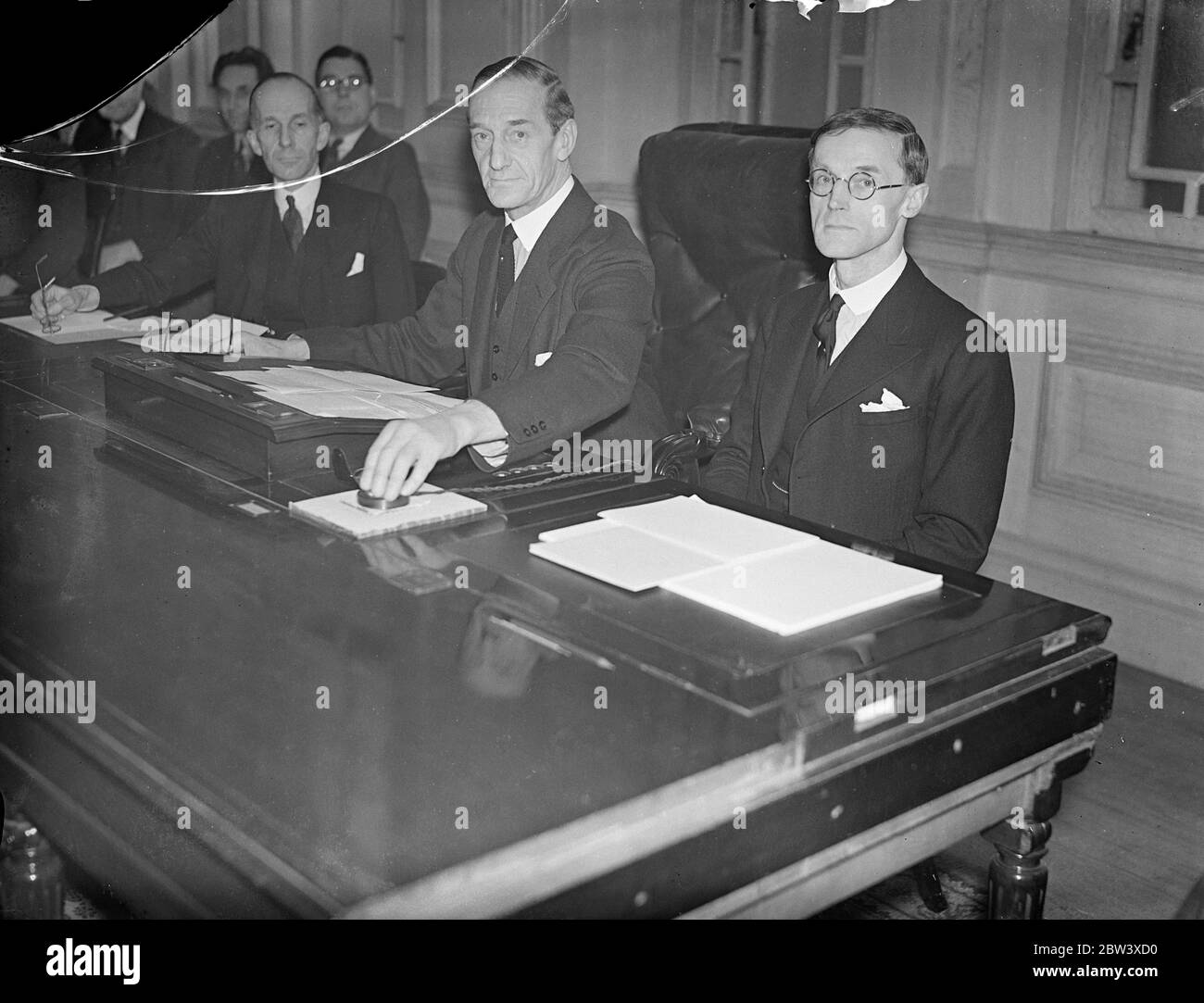 Der Vorsitzende der Londoner Börse eröffnet die Toronto Exchange durch Drücken der Taste . Um die neue Toronto Stock Exchange zu eröffnen, die als die aktuellste der Welt gilt, drückte Mr. R. B. Pearson, Vorsitzender der London Stock Exchange, einen Knopf in der London Exchange. Dies Klang ein gong in der Toronto-Börse und Handel geöffnet. Foto zeigt, Mr. R. B. Pearson drückt die Taste an der London Stock Exchange , von links nach rechts , der Hon Vincent Massey , High Commisioner für Kanada Mr. R. B. Pearson und Mr. R. P. Wilkinson , stellvertretender Vorsitzender der London Stock Exchange . 30 März 1937 Stockfoto