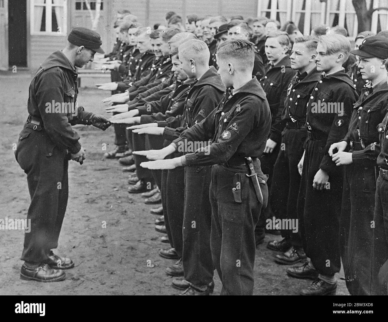 Foto zeigt deutsche Jungen, die ein Jugendlager besuchen, bevor sie sich zum Mittagessen setzen, einer Fingernagelkontrolle unterziehen. März 1937 Stockfoto
