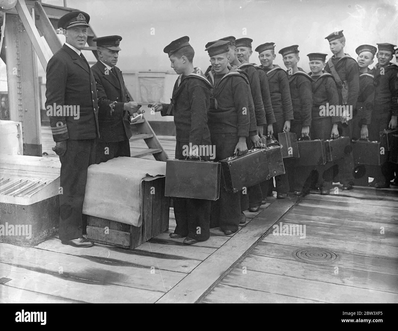 Die Jungs vom Trainingsschiff Warspite off Grays, Essex, verließen das Schiff an den Osterferien. Das Trainingsschiff steht nun unter dem Kommando von Kommandant L H Bailey und verabschiedet sich von den Jungen der Warspite, die das Schiff in Grays für die Osterferien verlassen haben. März 24 1937 Stockfoto