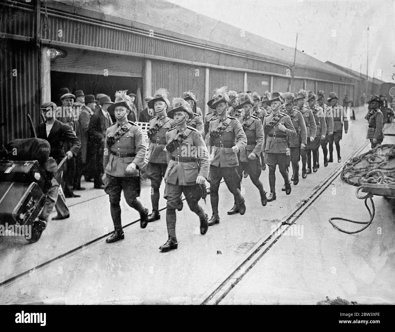 Die erste Gruppe australischer Truppen, die die Australischen Dienste vertreten, kam an Bord des Oronsay in Tilbury an, um an der Krönung teilzunehmen. Nach der Anreise mit dem Zug nach St. Pankreas werden die Männer durch London nach Wellington Barracks marschieren, wo sie bis April bleiben werden. Mehr als die Hälfte der Männer haben Kriegsdienst gesehen und waren schon in London, aber die anderen haben noch nie England besucht. Foto zeigt die australischen Truppen, die entlang der Kaiseite marschieren, um nach London einzumarschieren. März 1937 Stockfoto