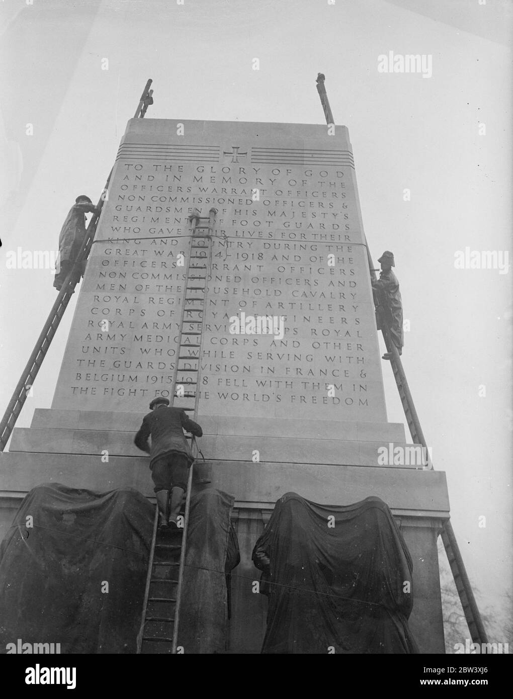 Das eindrucksvolle, aber einfache Denkmal, das zum Gedenken an den im Ersten Weltkrieg gefallenen Wächter errichtet wurde, wird zur Krönungsreife gereinigt. Fotoausstellungen: Reinigung des Wachdenkmals auf der Horse Guards Parade zur Krönung. April 1937 Stockfoto