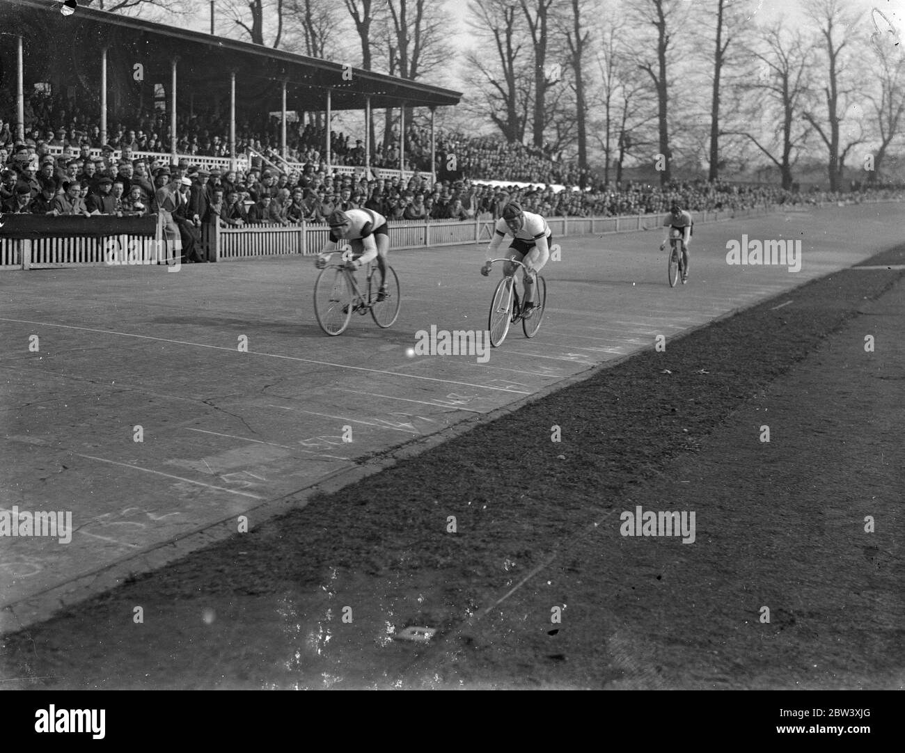 Jeffs Scherens, der Weltmeister, schlug beim Karfreitag-Treffen der Southern Counties Cycling Union auf dem Herne Hill Track in London den deutschen Meister Albert Richter (Zweiter) und die französische Meisterin Louise Gerardin (Dritter). Foto zeigt: Jeffs Scherens (links) gewinnt das Rennen von Albert Richter und Louise Gerardin . März 1937 Stockfoto
