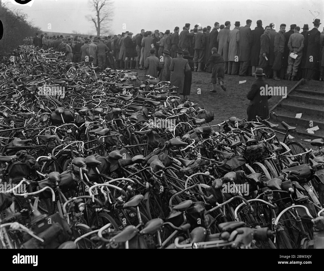 Tausende Menschen verbrachten Karfreitag beim internationalen Radrennen auf der Herne Hill Track London. Foto zeigt: Tausende von Fahrrädern parkten auf Herne Hill, während ihre Besitzer das Rennen beobachten. März 1937 Stockfoto