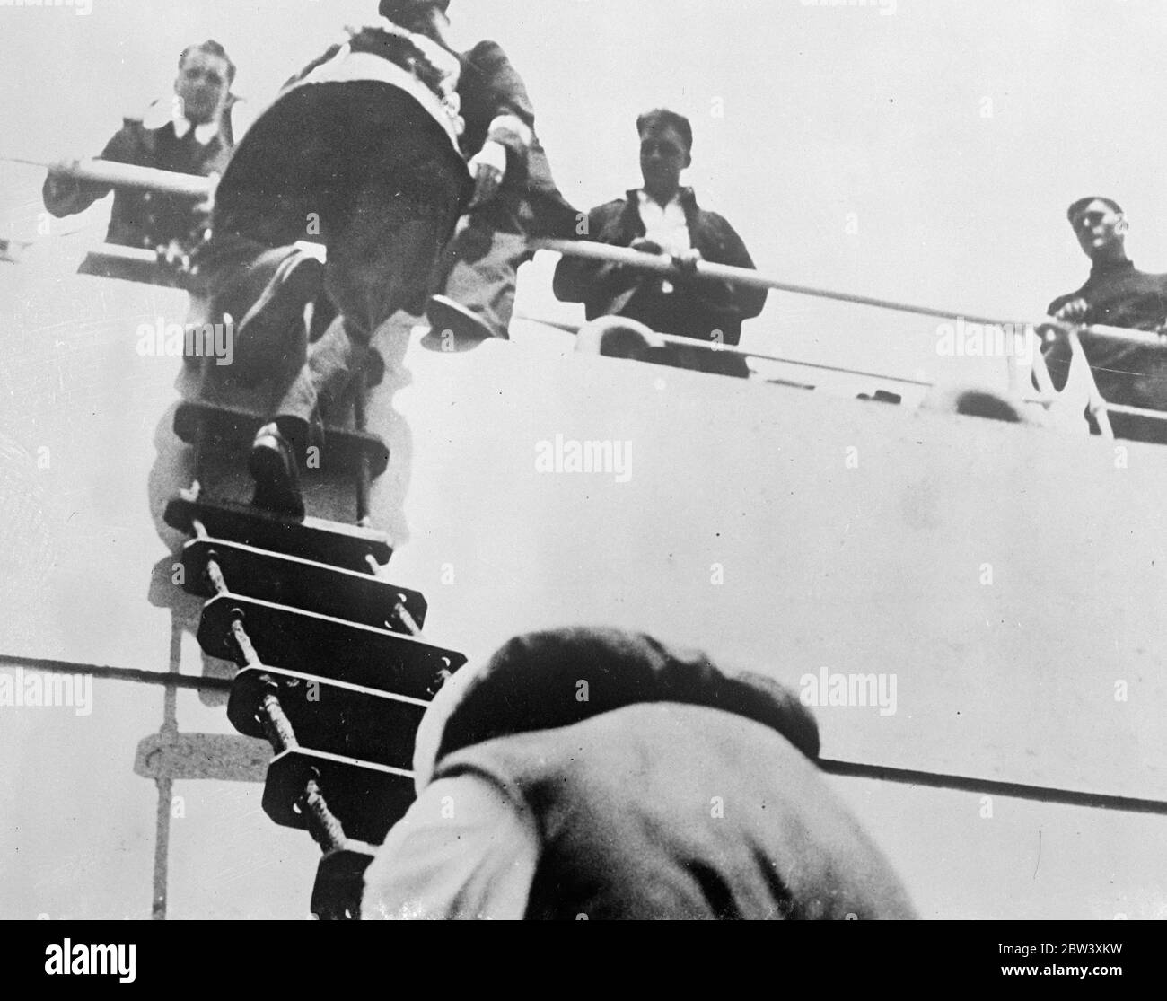 Britischer Frachter blases in Mid Ocean . Besatzung durch amerikanische Kriegsschiff gerettet. Mit Feuer in ihren Griffen, schickte das britische Motorschiff "Silver Larch" einen SOS aus dem mittleren Pazifik, als die Besatzung verzweifelt kämpfte, um die Flammen unter Kontrolle zu bekommen. Das amerikanische Kriegsschiff USS Louisville (CA 28) antwortete dem Ruf und hob acht Passagiere ab, aber die Besatzung blieb an Bord, als der Frachter zurück nach Pearl Harbor, Haiti, hinkte. Foto zeigt, die geretteten Passagiere an Bord des amerikanischen Kriegsschiffs "USS Louisville" in der Mitte des pazifiks. 29 März 1937 Stockfoto