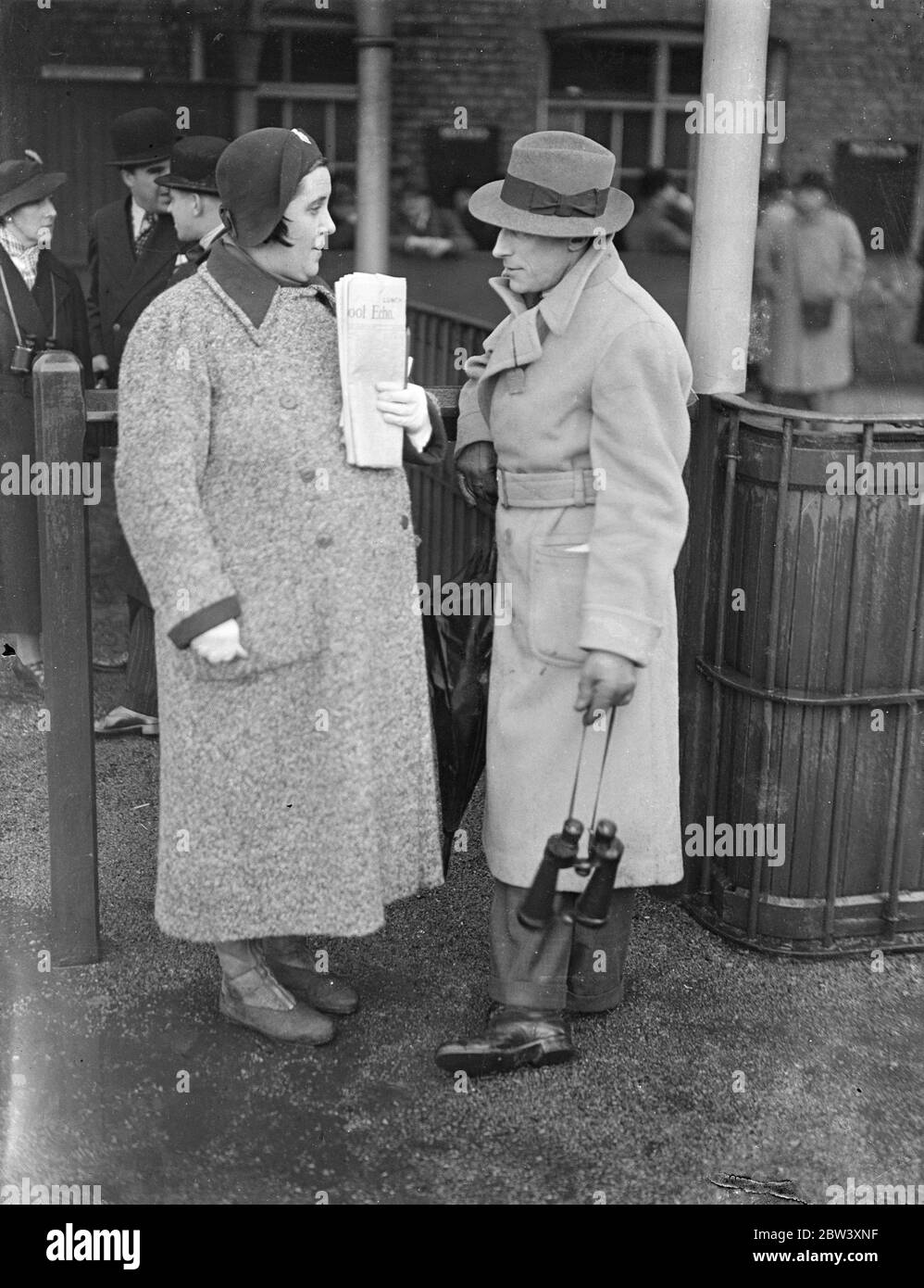 Der Besitzer des Grand National Favorite's bei der Eröffnung von Aintree. Miss Dorothy Paget Besitzer von Golden Miller, Grand National Favorit, besuchte die Eröffnung der Aintree Treffen in Liverpool. Foto zeigt, Miss Dorothy Paget im Paddock bei Aintree chatten. 18 März 1937 Stockfoto