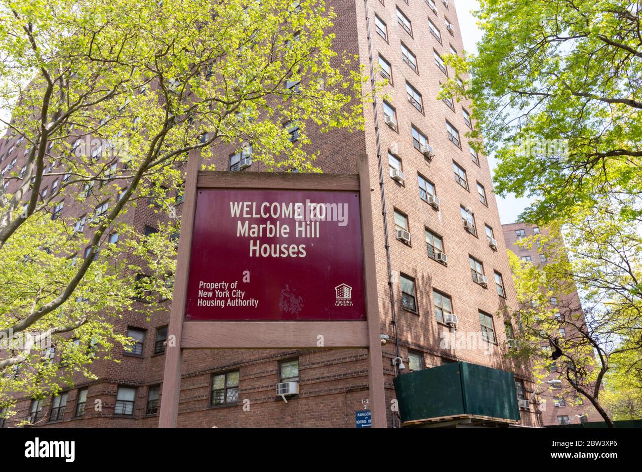 Eingangsschild zum öffentlichen Wohnprojekt Marble Hill Houses, das im Besitz der New York City Housing Authority oder NYCHA ist und von ihr betrieben wird Stockfoto