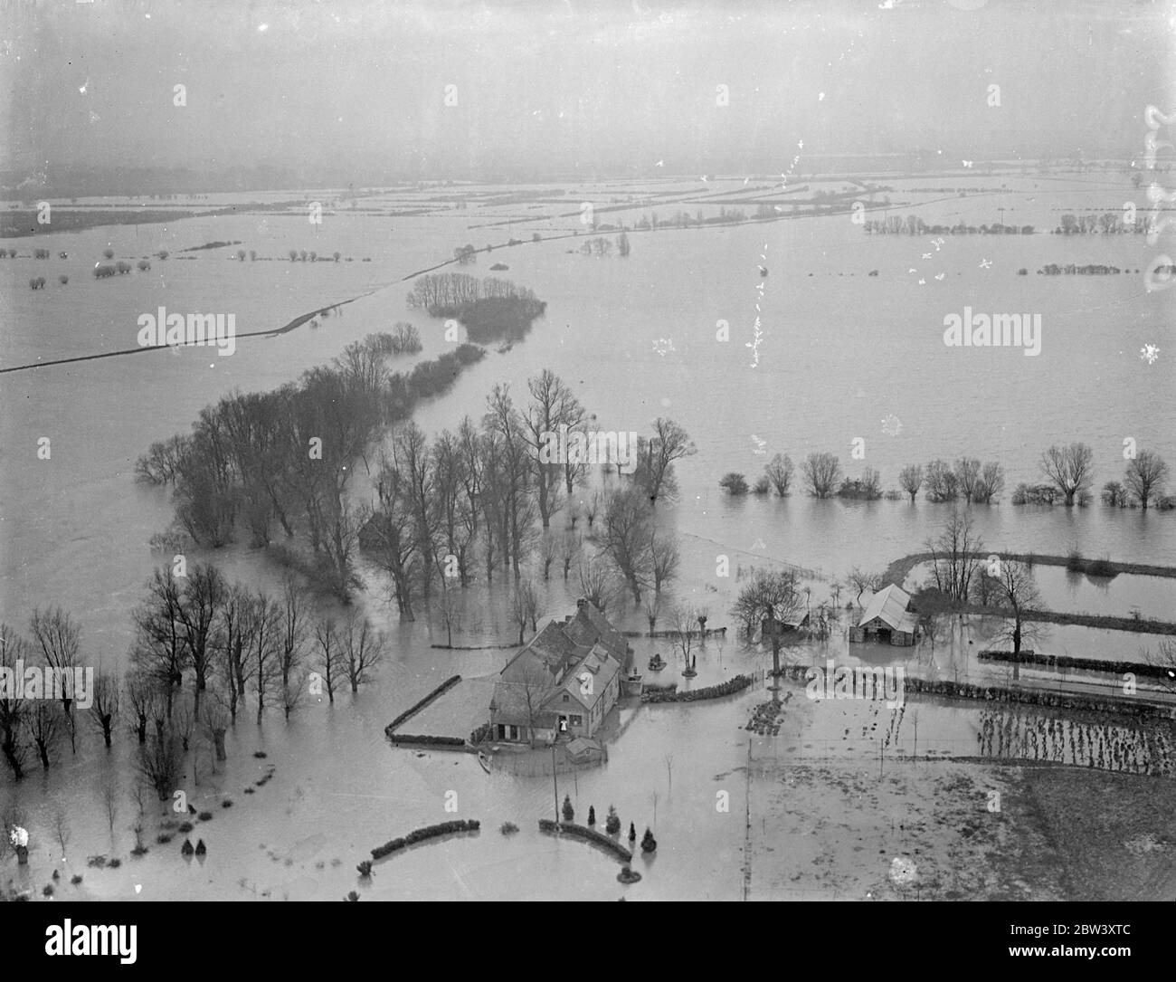 Bilder aus der Luft. Hunderte von Quadratmeilen durch Überschwemmungen von berstenden Flüssen in den Fens bedroht. Die schwerste Überschwemmungssituation seit Jahren ist die Fens , wo Tausende von Hektar Ackerland wurden von Flüssen überschwemmt, die ihre Ufer unter dem Druck von schweren Regenfällen und Frühjahrszeiten platzen . Zweihundertfünfzig Quadratmeilen Land sind von den Überschwemmungen bedroht. Foto zeigt, die überflutete Weite von Stanton Fen. 16 März 1937 Stockfoto