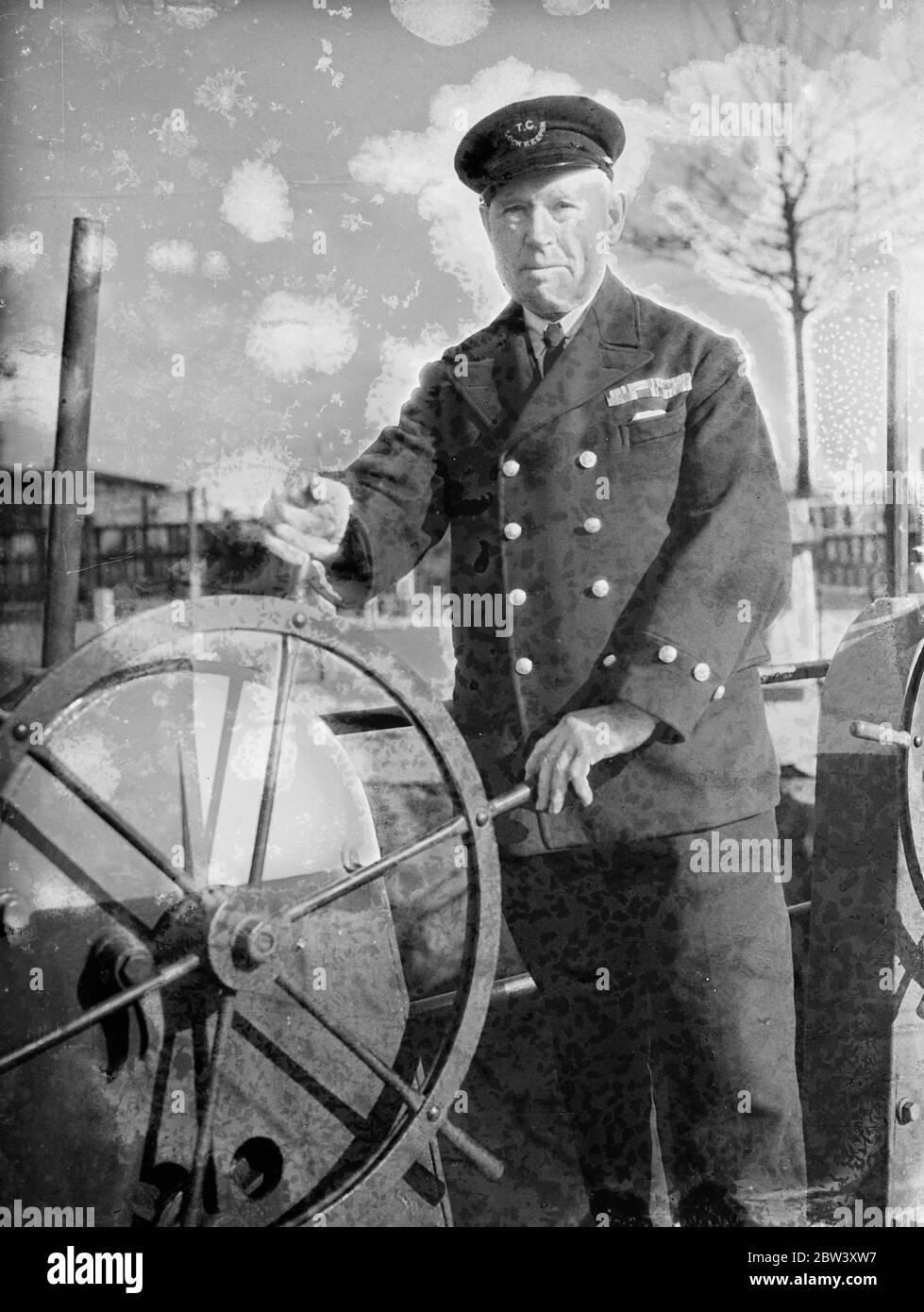 Teddington Schloss Keeper Ruhestand nach 23 Jahren, vertraute Figur zu Tausenden. Eine bekannte Figur für Tausende von Themse-Liebhaber, Mr A E Allen ist im Begriff, nach 23 Jahren als Schleusenwärter in Teddington in den Ruhestand. Er hat unzählige Schläge, Skiffs und Dampfer in die Schleuse unterstützt und hat viele Menschen vor dem Ertrinken als Nebengleis zu seinen Aufgaben gerettet. Bevor er ein Fluss Beamter wurde, war Herr Allen auf See, Beitritt zur Marine, als er 16 war. Er hat, in seiner Zeit, jagte Sklaven nach, kämpfte Eingeborenen hinter Stockaden an der afrikanischen Küste, und niedergeschlagen einheimischen Unruhen. Für Letzteres war er Stockfoto