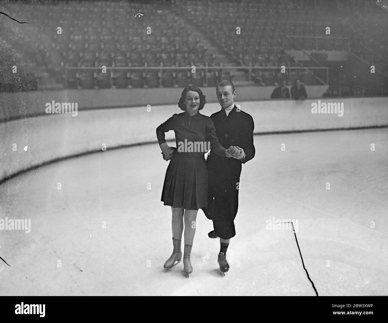London Schauspielerin geht Skaten, um fit zu halten. Miss Dorothy Oldfield, die Filmschauspielerin, die jetzt in der Wiederbelebung von "The Squeaker" im Strand Theatre auftritt, hat das Skaten als Mittel der Erhaltung der Passform aufgenommen. Miss Oldfield wird von Larry Richards, dem Harringay Areana Profi, auf dem Eis tanzen beigebracht. 13 März 1937 Stockfoto