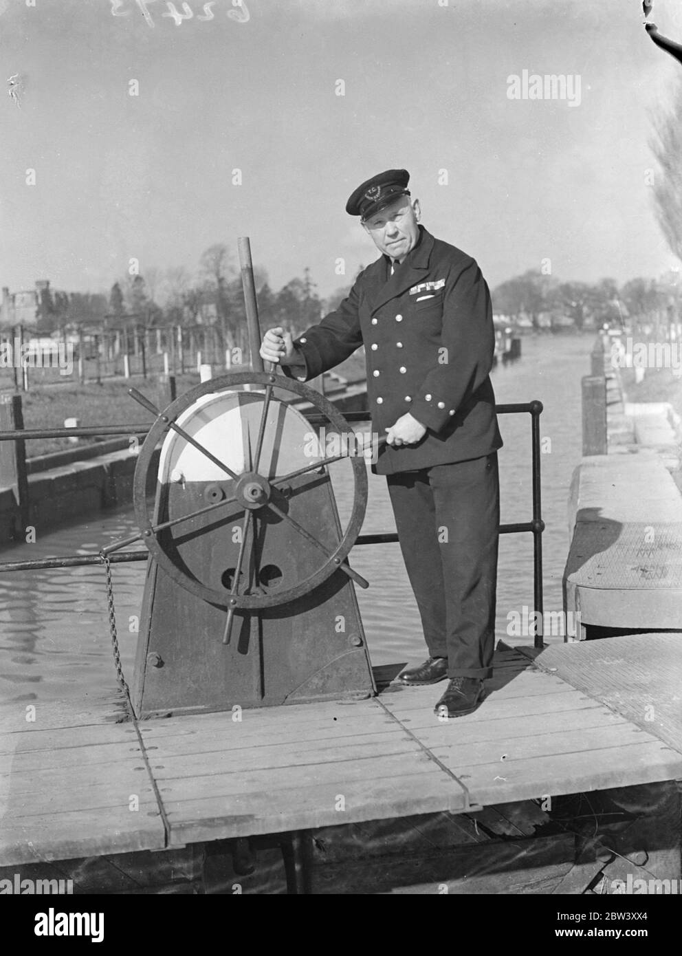 Teddington Schloss Keeper Ruhestand nach 23 Jahren, vertraute Figur zu Tausenden. Eine bekannte Figur für Tausende von Themse-Liebhaber, Mr A E Allen ist im Begriff, nach 23 Jahren als Schleusenwärter in Teddington in den Ruhestand. Er hat unzählige Schläge, Skiffs und Dampfer in die Schleuse unterstützt und hat viele Menschen vor dem Ertrinken als Nebengleis zu seinen Aufgaben gerettet. Bevor er ein Fluss Beamter wurde, war Herr Allen auf See, Beitritt zur Marine, als er 16 war. Er hat, in seiner Zeit, jagte Sklaven nach, kämpfte Eingeborenen hinter Stockaden an der afrikanischen Küste, und niedergeschlagen einheimischen Unruhen. Für Letzteres war er Stockfoto