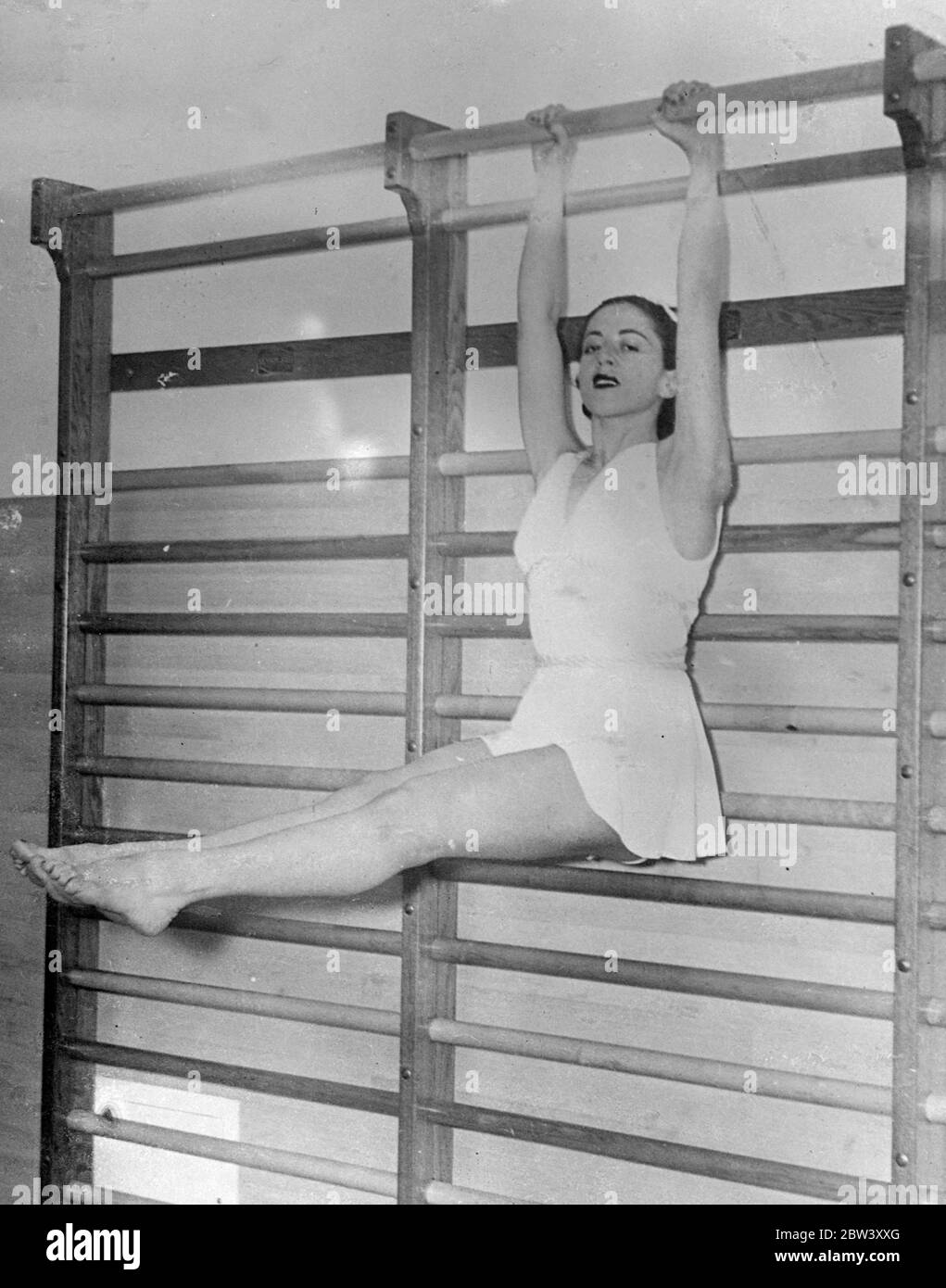 Schönheit durch "Massenproduktion" Methoden. Beauty-Behandlung wurde auf den Linien der "Big Business" in Amerika und "Massenproduktion" Methoden in den Salons eingeführt organisiert. Obwohl der Kunde nicht tatsächlich auf einem beweglichen Gürtel platziert , sie bewegt sich von einer Abteilung zur anderen für jede besondere Behandlung , wie diese Serie von Bildern , in einer Fifth Avenue , New York , Salon , zeigt . Foto zeigt, körperliche Bewegung, die die Hüften und Kontrakte der Bauch-und Oberschenkelmuskulatur, bieten die endgültige Behandlung. 13 März 1937 Stockfoto