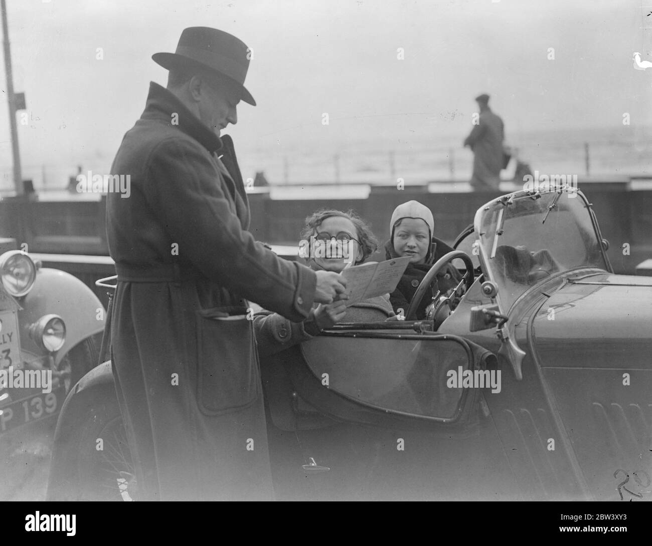 Erste Frauen zu Hause in RAC Rallye . Die Konkurrenten kommen in Hastings an. Nach zwei Tagen und Nächten auf einem zermürbenden tausend Meilen Kurs Teilnehmer in der RAC , Rally kam in Hastings , der Endpunkt . Foto zeigt, die ersten Frauen zu Hause Check-in in in Hastings, Miss Olive Bailey (nächste) und ihr Passagier, Frau N Sheilds, die im Auto Nr. 3 reiste. 11 März 1937 Stockfoto