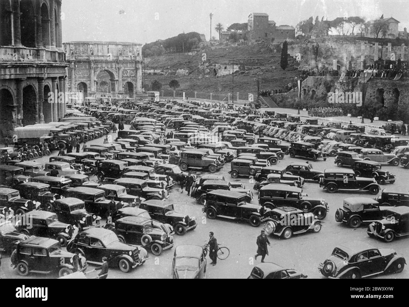 Rom ' s moderne Wagen Masse am Kolosseum für jährliche Segenszeremonie . Hunderte von Autofahrern versammelten sich mit ihren Autos einst die, wo die römischen Streitwagen donnerten, als sie am Kolosseum in Rom zum jährlichen "Segen der Autos" zusammenkamen. Foto zeigt, die Hunderte von Autos für die Zeremonie durch das Kolosseum in Rom massiert. 11 März 1937 Stockfoto