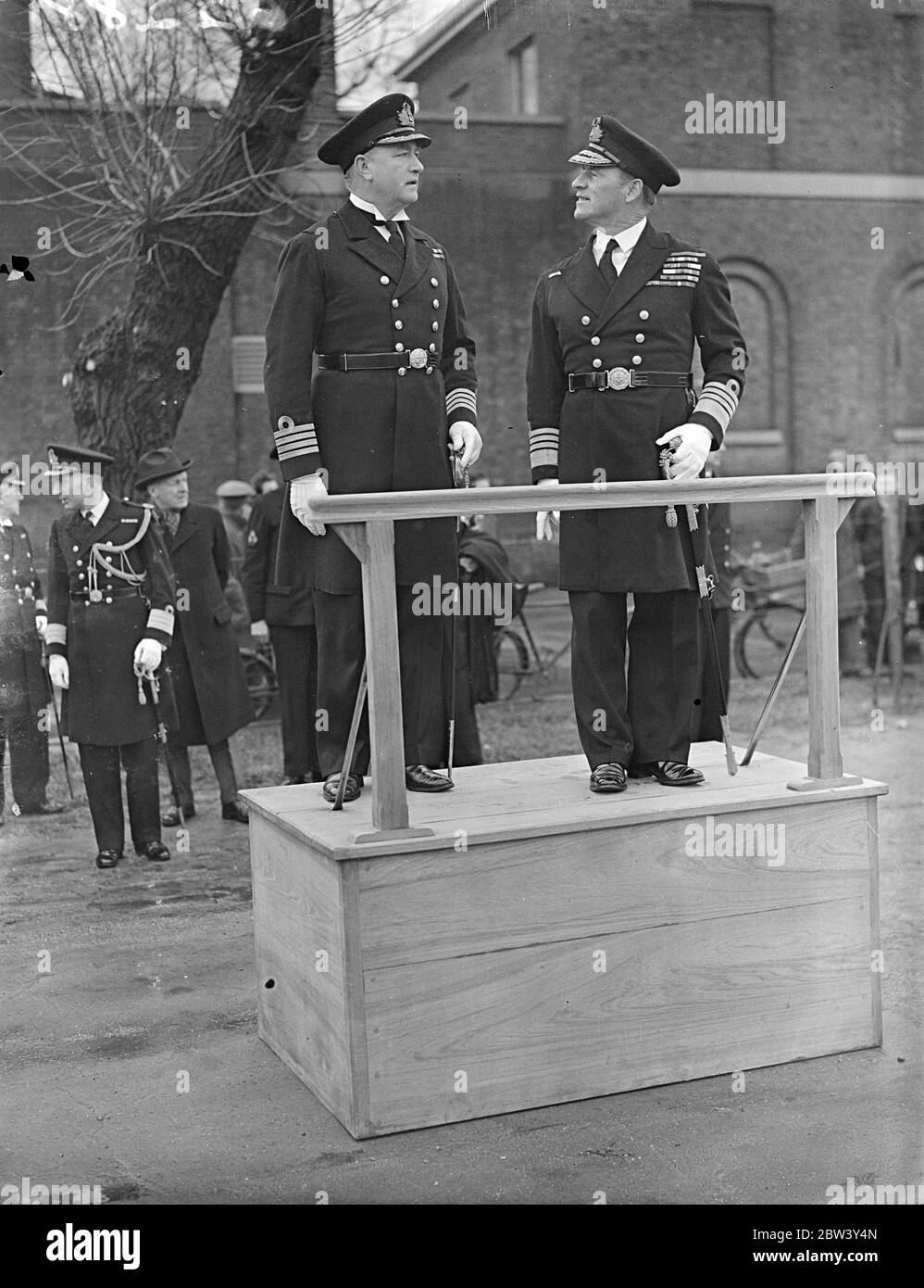 Admiral Evan inspiziert Navy Training School von Mann, der vom Jungen zum Kapitän ' s Rang stieg befohlen. Admiral Sir E. R. Evans (Evans of the Broke), Kommandant des Nordens, inspizierte die neuen Jungen Ausbildungsstätte. HMS Wildfire , die unter dem Kommando von Kapitän J Figgins . Kapitän Figgins ist der erste Kommandant der Schule, die in dem Gebäude, wo er seine Marine Ausbildung als Junge erhalten etabliert ist. Er trat der Marine im Jahr 1902 und wurde von der unteren Deck zu Commision Rang befördert. Foto zeigt, Admiral Sir E R Evans und Kapitän J Figgins unter der Flagge re Stockfoto