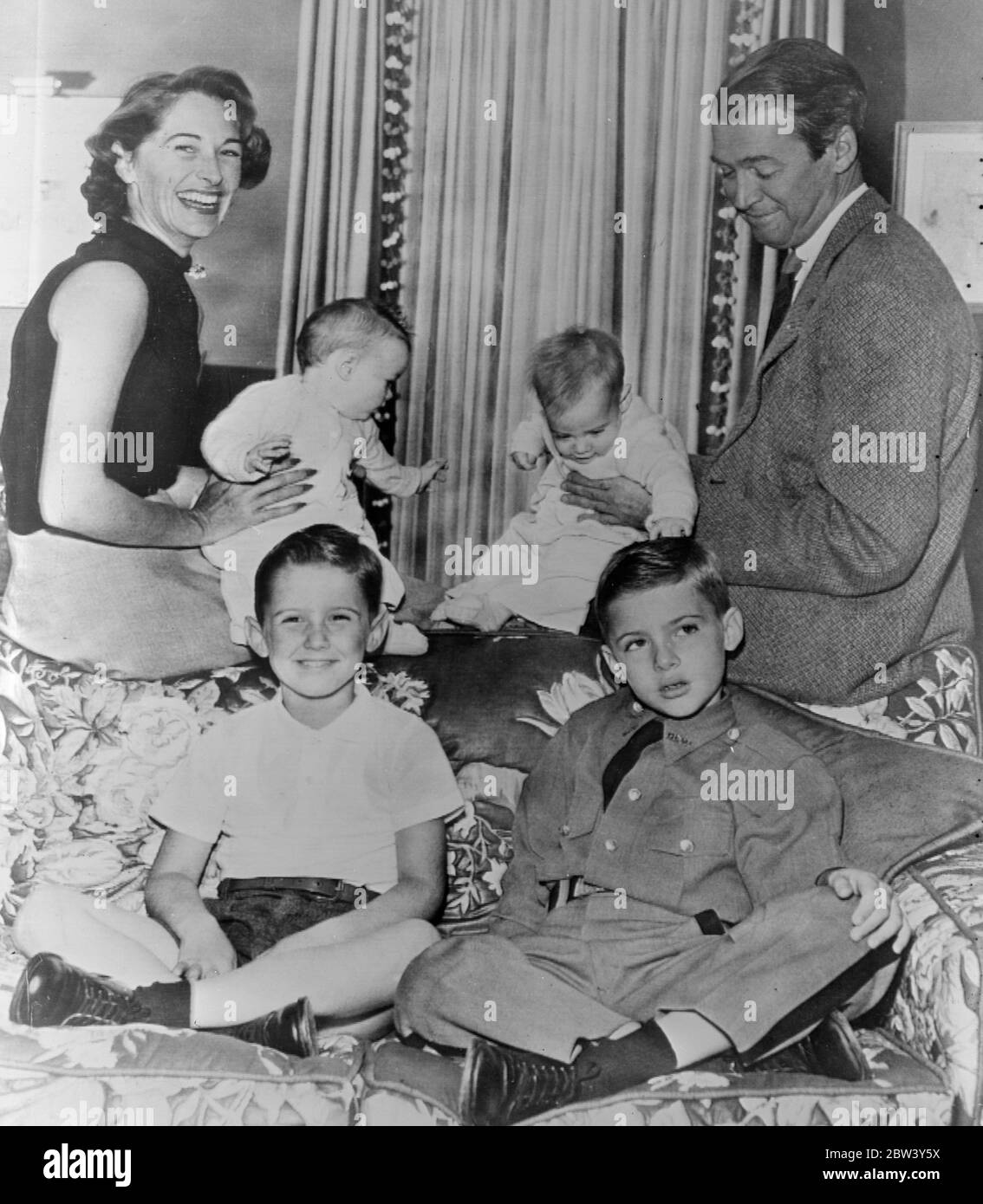 Jimmy Stewart, seine Frau und ihre vier Kinder. Stockfoto