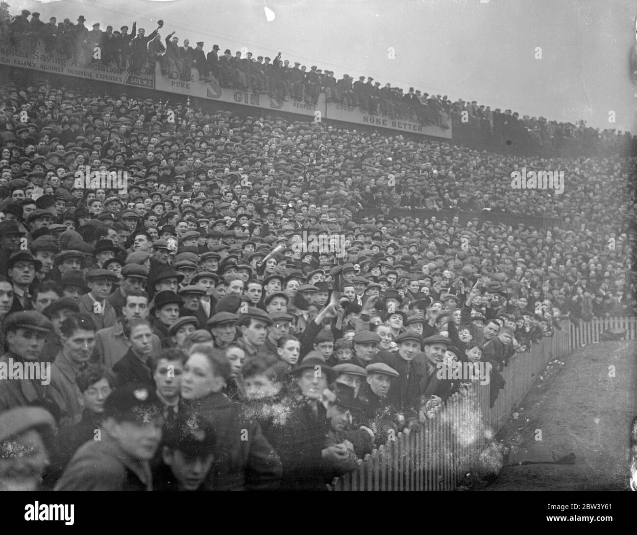 Riesige Menschenmenge im Millwall. Große Menschenmengen strömten in die Den, New Cross, für die sechste Runde Cup Tie zwischen Millwall und Manchester City. Foto zeigt, die riesigen Menschenmengen bei Millwall. März 1937 Stockfoto