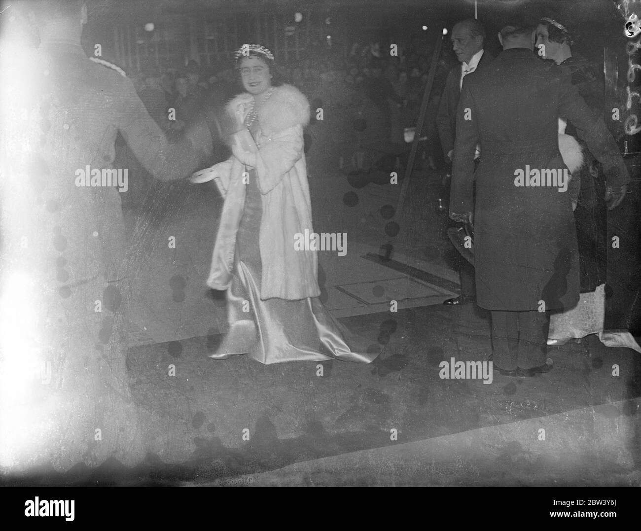 Königin besucht Gala-Ballett in Hilfe der Nächstenliebe . Queen Elizabeth besuchte eine Aufführung des Balletts am Piccadilly Theater, in Hilfe des National Council of Girls Club. Foto zeigt, die Königin Ankunft am Piccadilly Theater. März 1937 Stockfoto