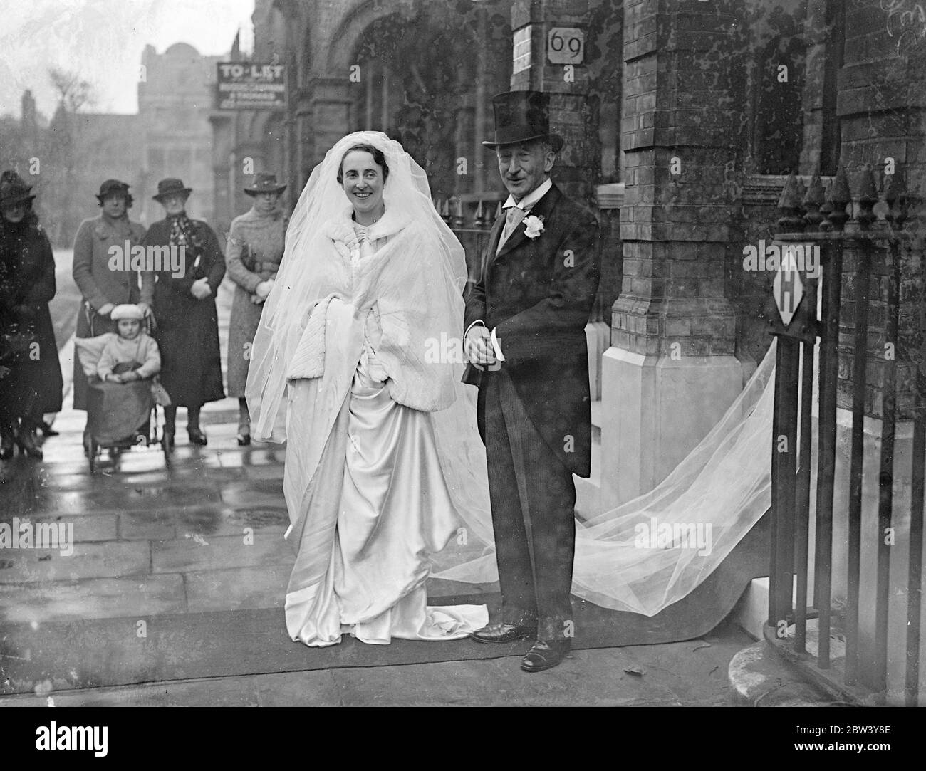 Tochter von Sir Hubert Gough verheiratet. Miss Myrtle Gough, Tochter von Sir Hubert de la Pour Gough, der die fünfte Armee in Frankreich während des Krieges befehligte, war mit Major Eric A T Dutton, Sekretär der Gov von Rhodesien in St. Paul's Church, Knightsbridge verheiratet. Miss Gough Balletttänzerin, traf ihren Bräutigam, als sie den Gouverneur in Kenia besuchte. Die Herzogin von Gloucester war bei der Zeremonie anwesend. Der Vater der Braut, er wurde von seinem Kommando während des Krieges entlassen, wurde vor kurzem von Herrn Lloyd George bestätigt. Foto zeigt, die Braut verlässt ihr Haus in Chelsea mit ihrem fa Stockfoto