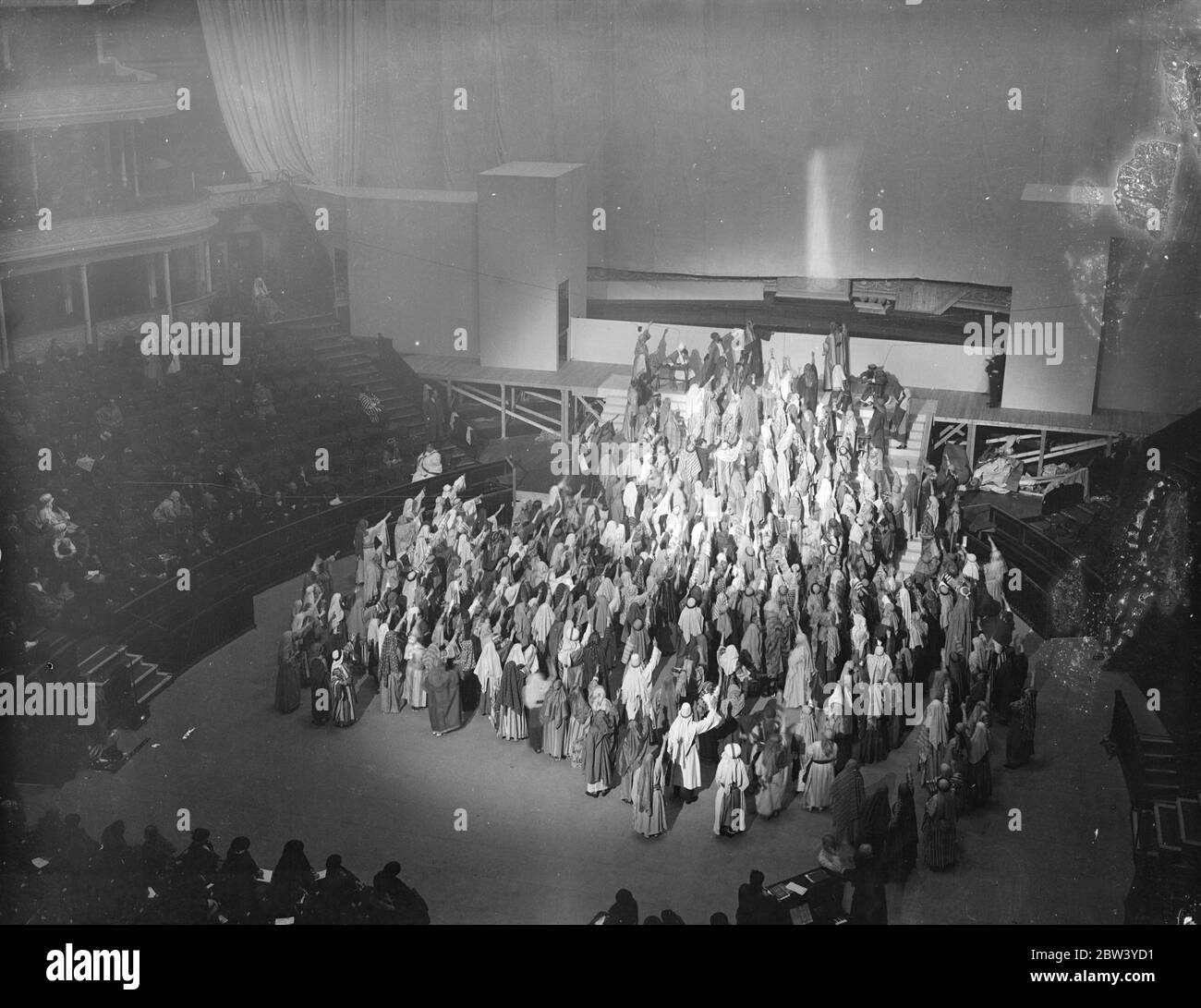 Passionsspielspektakel in der Albert Hall geprobt. Entworfen als das größte Spektakel je in London gesehen, aber Passionsspiel "König der Herrlichkeit", geschrieben von Frau L M Shiner, London Vikar ' s Frau, wird in der Albert Hall, London produziert. Über 1000 Schauspieler, Sänger und Musiker nehmen Teil. Die Geschichte ist rund um das Evangelium gewebt, von Christus Eintritt in Jerusalem zur Himmelfahrt. Queen Mary ist eine Aufführung zu sehen. Foto zeigt, eine allgemeine Ansicht des ersten Akt des "König der Herrlichkeit" während der Generalprobe. 12 Februar 1937 Stockfoto