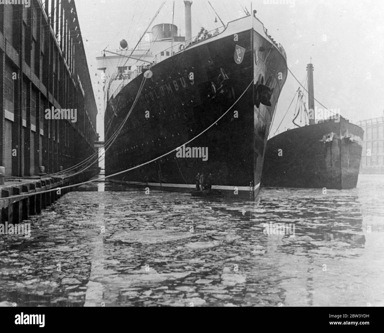 Eis fließt auf dem Hudson River, als die kalte Welle in New York eintrifft. Die Schifffahrt im Hudson River wurde durch Eisflüsse behindert, als nach einer ungewöhnlich milden Winterperiode plötzlich stark kaltes Wetter New York festhielt. Foto zeigt die SS Columbus, die von Eis umgeben war, als sie an ihrem Pier New York lag. 12 Februar 1937 Stockfoto