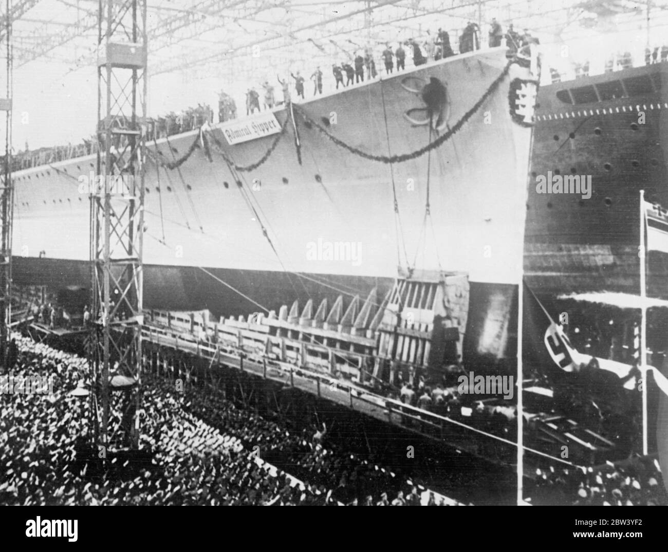 Neue 10,000 Tonnen Germane Cruiser gestartet , benannt nach ADML, die Hartlepool bombardiert . Der "Admiral Hipper", der nach Abschluss des Naval-Abkommens mit Großbritannien als erster von drei 10,000 t-Kreuzer in das deutsche Bauprogramm aufgenommen wurde, wurde auf den hamburger Werften in Blohm und Voss gestartet. Sie wird mit 8 Zoll Kanonen bewaffnet sein. Der neue Kreuzer wurde von Frau Raeder, Frau des Oberbefehlshabers der Deutschen Marine, benannt. 8. Februar 1936 ADML-Hipper befehligte die Schlachtkreuzer Seydlitz , Moltke und Blucher bei der Bombardierung von Hartlepool am 16. Dezember 1914 , und führte später die Ge Stockfoto