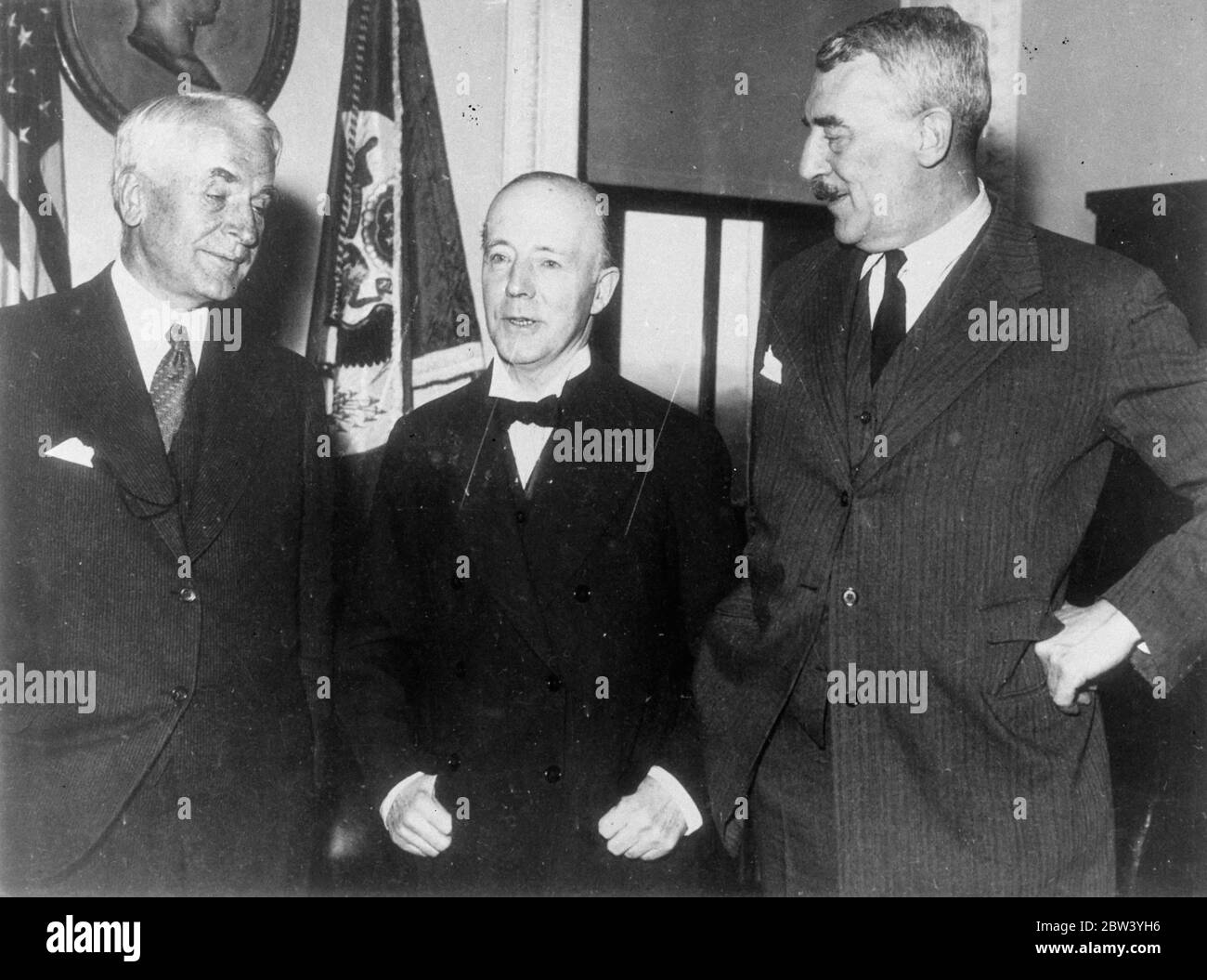 Herr Walter Runciman in Washington . Gespräche mit dem Präsidenten und Herrn Cordell Hull . Walter Runciman , Präsident des Board of Trade , führte in Washington lange Gespräche mit Präsident Franklin D Roosevelt , Herrn Cordell Hull , amerikanischer Außenminister , und anderen Ministern des US-Kabinetts . Herr Runciman sagte im Anschluss daran, dass die Gespräche viele Themen von beiderseitigem Interesse für die beiden Länder umfassten und dass viel im Wege eines besseren Verständnisses ihrer jeweiligen Probleme erreicht wurde. Es wird davon ausgegangen, dass Neutralität und Handelsvertrag unter den Themen diskutiert wurden. Fotoserien Stockfoto