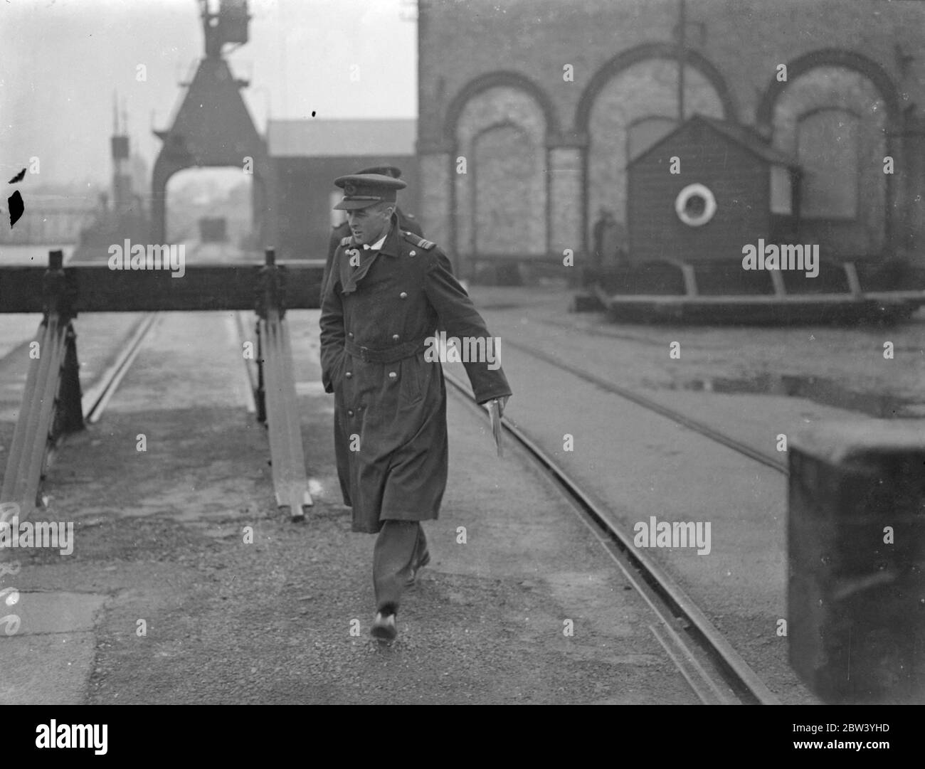 Der Kommandant des Empire-Flugbootes geht an Bord von Southampton. Foto zeigt: Kapitän Bennett, Kommandant der Cassiopeia, eines der neuen Empire-Flugboote von Imperial Airways, geht an Bord der Ausschreibung in Southampton, um zum Flugzeug gebracht zu werden. Die Cassiopeia war dabei, auf ihrem regulären Flug nach Alexandria abzuheben. 24 Februar 1937 Stockfoto