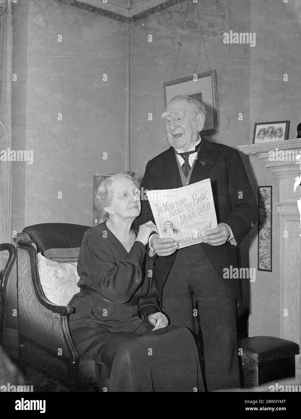 Großbritanniens ältester Varieté-Künstler und seine Frau feiern den 55. Hochzeitstag. Die britischen Orders Varieté Künstler, Mr Charles Coborn, und Mrs Coborn feiern ihren 55. Hochzeitstag in ihrer Maida Vale (London) Wohnung. Herr Coburn, der das Lied The man Who Broke the Bank in Monte Carlo berühmt gemacht hat, arbeitet noch bei 84. Frau Coburn ist 79. Foto zeigt: Herr Charles Coborn unterhielt seine Frau mit einem Lied zum 55. Hochzeitstag. 26. Januar 1937 Stockfoto
