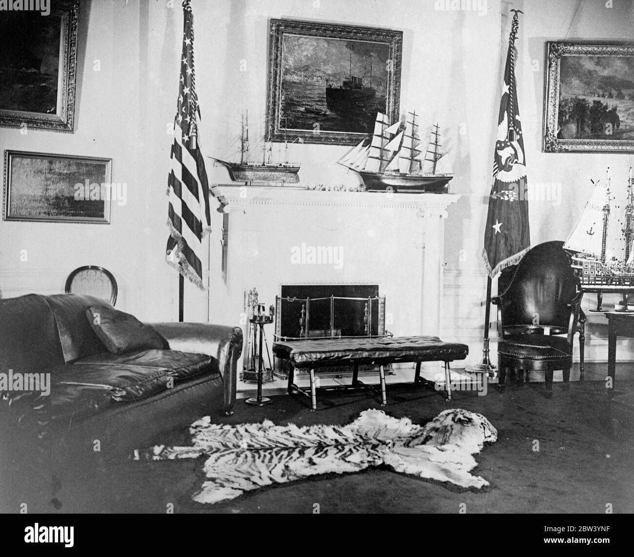 Das Weiße Haus, das Oval Office [amerikanische Flagge, Tiger Pelt] ? Januar 1937 Stockfoto