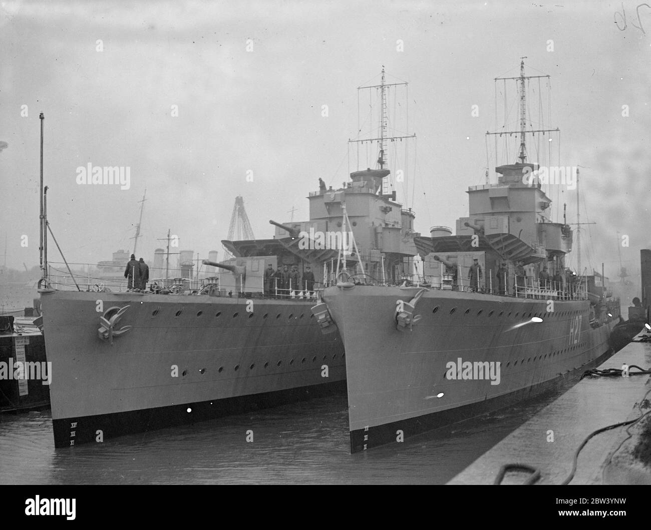 Zerstörer verlassen Chatham für die Frühjahrsfahrt der Home Fleet. Drei Zerstörer - Foxhound, Electra und Fortune - verließen Chatham Dockyard, um an der Frühjahrsfahrt der Heimatflotte teilzunehmen. Rund 40 Schiffe machen die Kreuzfahrt unter dem Kommando von Admiral Sir Roger Backhouse und werden bis Ende März in England fehlen. Die Ausbildung beginnt, sobald die Schiffe im Kanal sind. Foto zeigt: HMS Electra [H27]; und HMS Fortune [H70], die durch die Schleusen gehen, als sie Chatham verlassen. 18. Januar 1937 Stockfoto