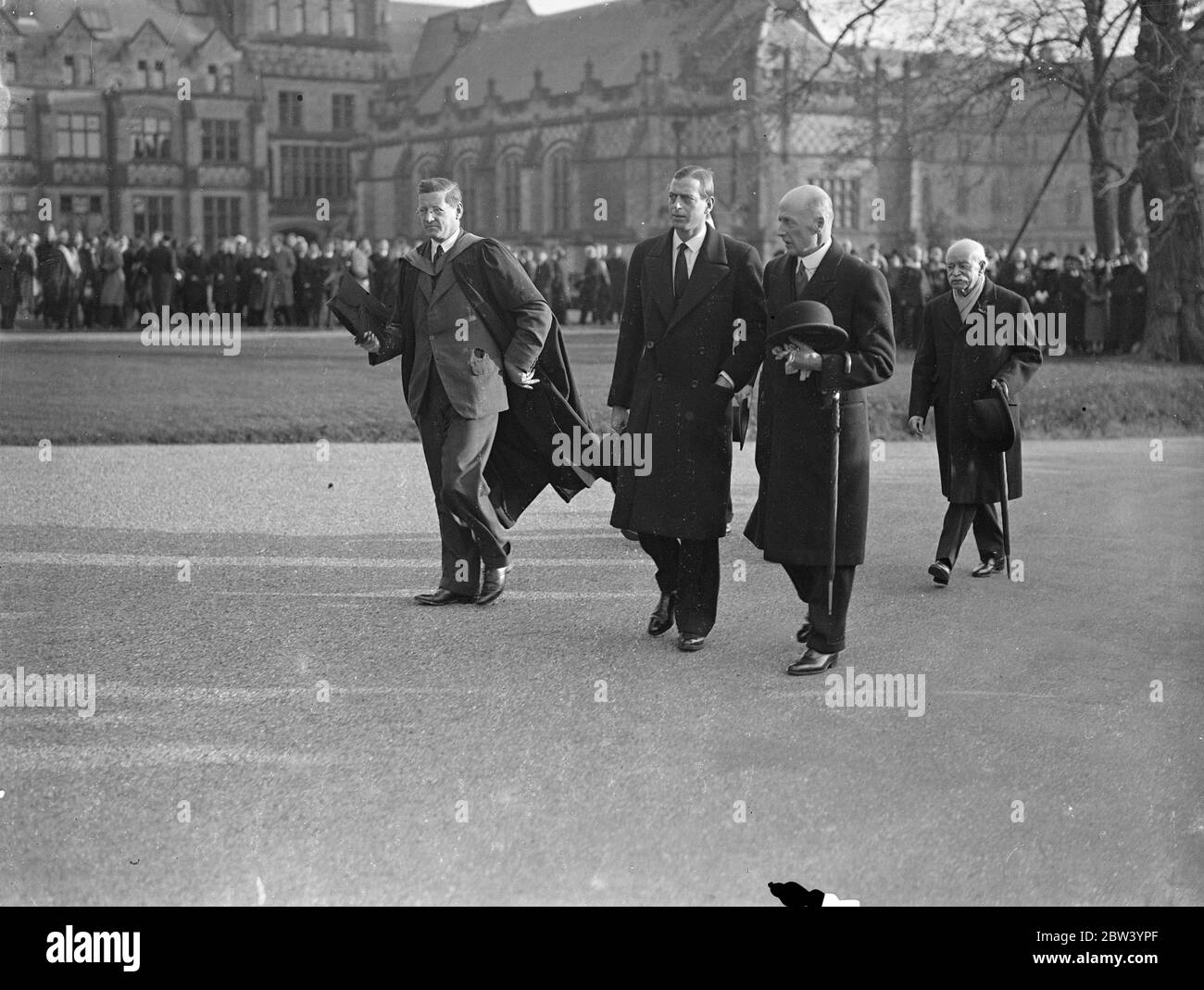 Herzog von Kent eröffnet neue Laboratorien an der Tunbridge [Tonbridge] School. Der Herzog von Kent, begleitet von Lord Camden, Lord Lieutenant des Kreises, eröffnet die neuen wissenschaftlichen Labors an der Tonbridge School, Tonbridge, Kent. Foto zeigt: Der Herzog von Kent verlässt nach der Eröffnung der neuen Labors. 10. November 1936 Stockfoto