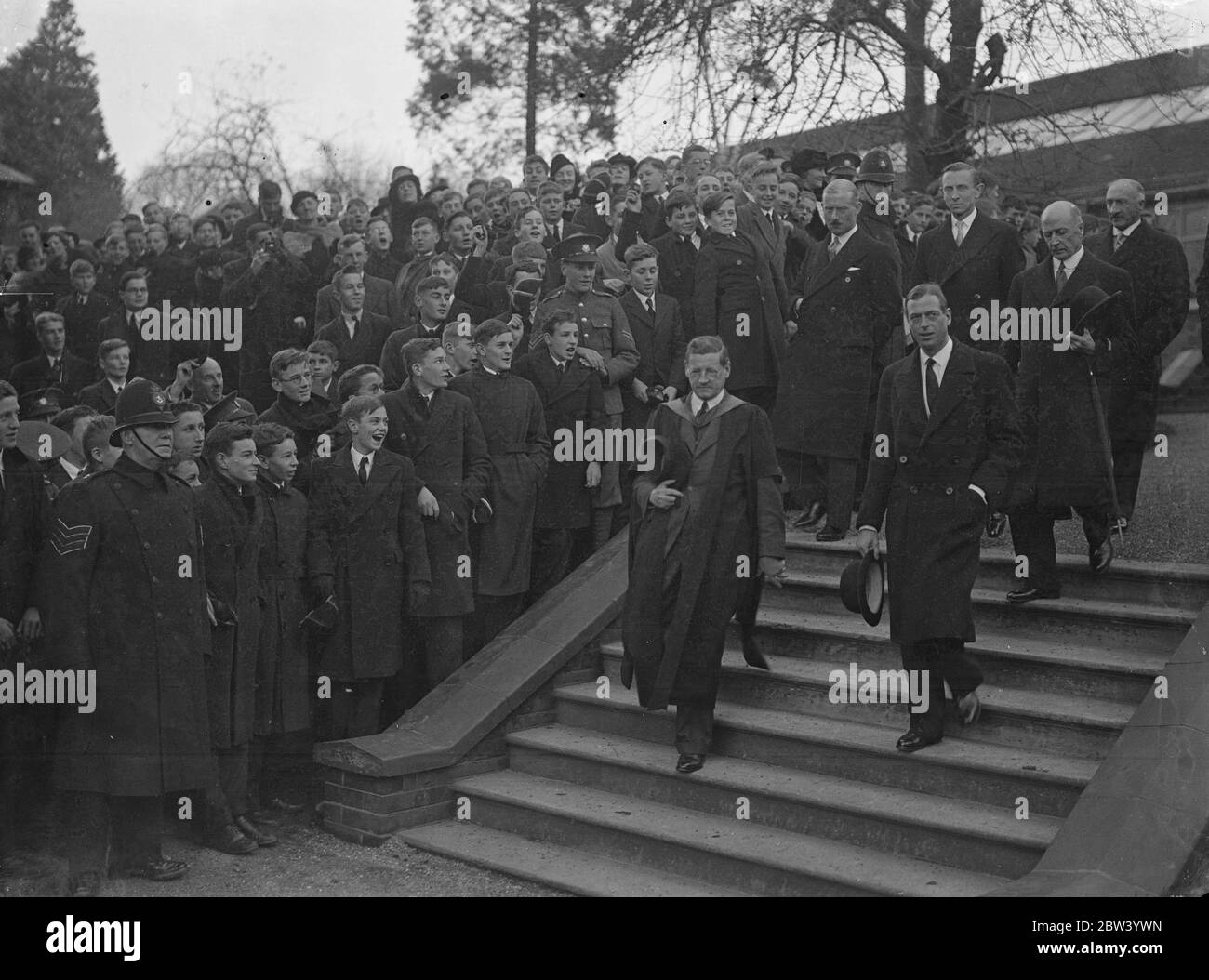 Herzog von Kent eröffnet neue Laboratorien an der Tunbridge [Tonbridge] School. Der Herzog von Kent, begleitet von Lord Camden, Lord Lieutenant des Kreises, eröffnet die neuen wissenschaftlichen Labors an der Tonbridge School, Tonbridge, Kent. Foto zeigt: Der Herzog von Kent verlässt nach der Eröffnung der neuen Labors. 10. November 1936 Stockfoto