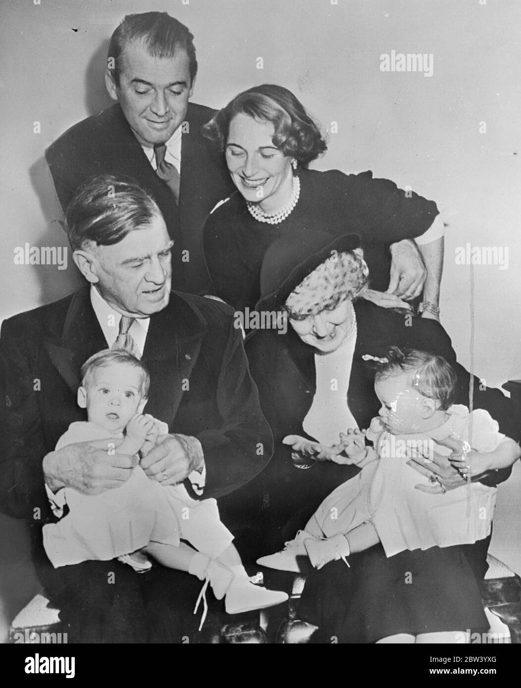Foto zeigt: Jimmy Stewart seine Frau, zwei Kinder, Mutter und Vater. [James Stewart] Oktober 1936 ? Stockfoto