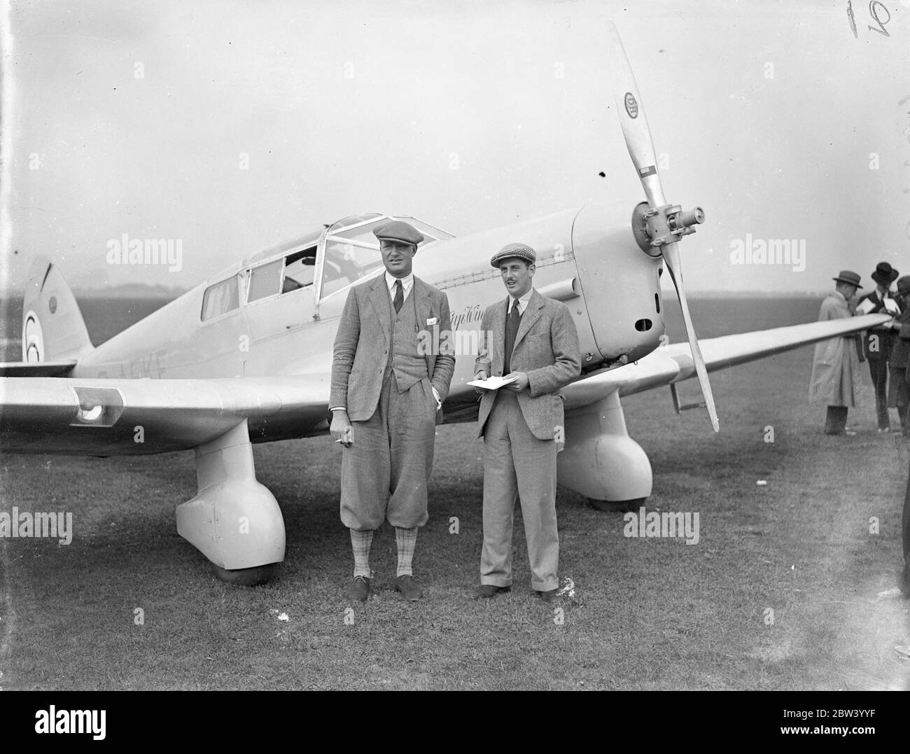 Scott und Llewellyn kämpfen um die Führung im großen Luftkampf. C W A Scott und Giles Guthrie ( Perceval Vega Gull ) und B W Llewellyn und G F Hughesdon ( Perceval Vega Gull ) kämpfen Hals und Hals um den Sieg letzte Runde des Portsmouth of Johannesburg Luftrennen nach frischen Kapitän S Holss , Wer war führend . Foto zeigt, C W A Scott (links) Giles Guthrie mit ihrer Vega Gull Maschine am Portsmouth Flugplatz kurz vor dem Start des Rennens, 1. Oktober 1936 Stockfoto