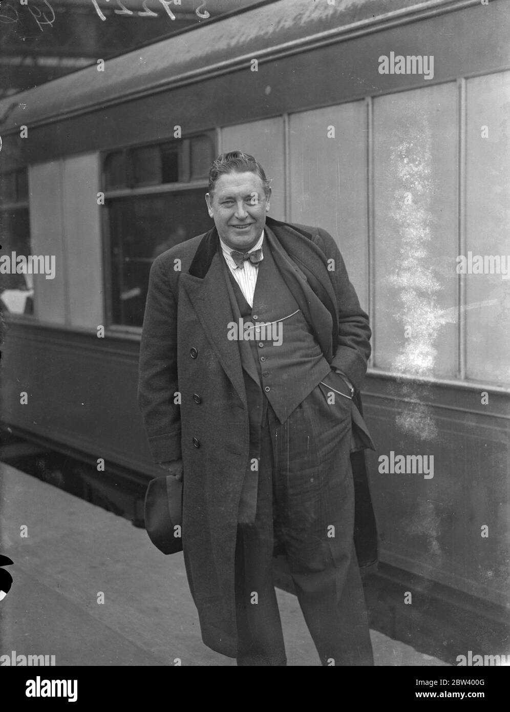 Graf John McCormack, der Tenor, verließ Waterloo Station auf dem Queen Mary Boot Zug nach Amerika. Foto zeigt: Graf John McCormack auf der Plattform von Waterloo. 16. September 1936 Stockfoto