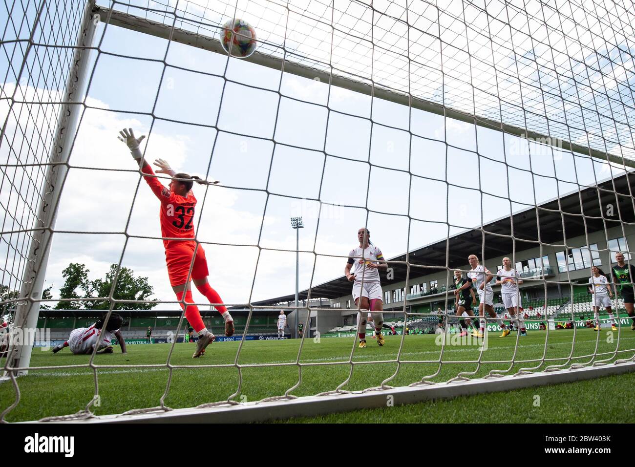 Wolfsburg, Deutschland. Mai 2020. Fußball, Frauen: Bundesliga, VfL Wolfsburg - 1. FC Köln, 17. Spieltag im AOK-Stadion. Die Wolfsburger Svenja Huth (nicht im Bild) schießt das Tor für einen 2-0:0-Sieg über die Kölner Torhüterin Elvira Herzog (vorne). Kredit: Swen Pförtner/dpa - WICHTIGER HINWEIS: Gemäß den Bestimmungen der DFL Deutsche Fußball Liga und des DFB Deutscher Fußball-Bund ist es untersagt, im Stadion und/oder aus dem Spiel fotografierte Aufnahmen in Form von Sequenzbildern und/oder videoähnlichen Fotoserien zu nutzen oder ausgenutzt zu haben./dpa/Alamy Live News Stockfoto