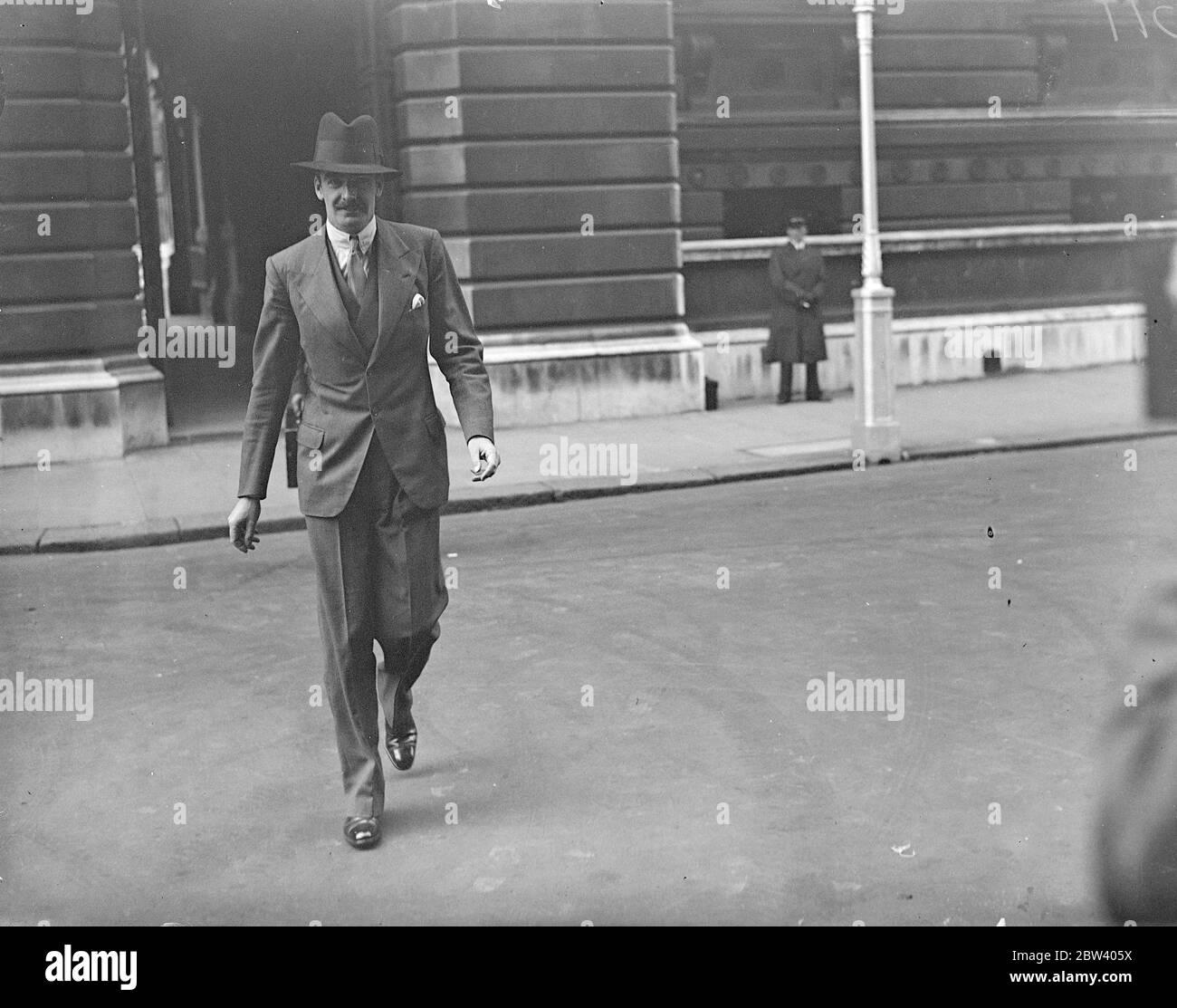 Außenminister kehrt nach Krankheit wieder zur Arbeit zurück. Nimmt an der Downing Street Teil. Mit einem weit über die Augen gezogenen Hut kam der Außenminister Anthony Eden nach seiner Abwesenheit durch Windpocken wieder an die Arbeit und kam in der Downing Street 10 an, um an einer Kabinettssitzung teilzunehmen. Foto zeigt: Anthony Eden Ankunft in der Downing Street 10 für das Treffen. 18. September 1936 Stockfoto