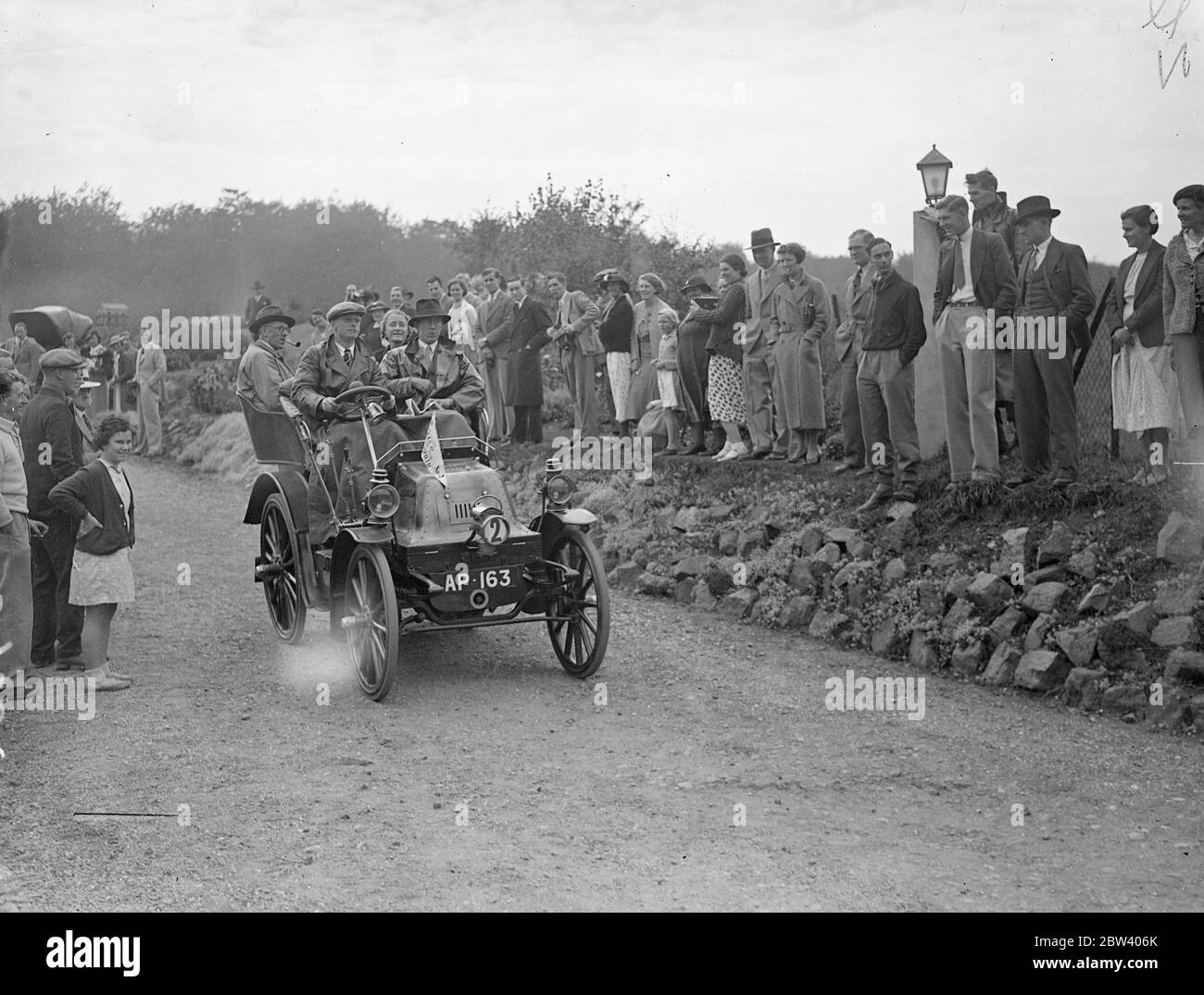 1903 Auto sah Span und Spanne bei den Veteranen Zuverlässigkeit Studie. Dreißig Veteranen Autos, keiner von ihnen später als 1904, wurden für die Veteran Car Club ' Rallye und Zuverlässigkeit Versuch Start und Ende im Bell House eingegeben, Beaconsfield. Klasse 1 musste einen Kurs von 44 Meilen, eine Klasse bis zu einem Kurs von 40 Meilen zurücklegen. Der berühmte Aston Clinton Hill wurde für beide Klassen enthalten. Foto zeigt, R C Blake ' s 1899 M M C, Daimler ab dem Bell House, Beaconsfield, von interessierten Zuschauern beobachtet. 20. September 1936 Stockfoto