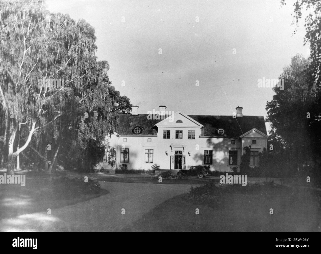 Wo Greta Garbo allein sein kann. Greta Garbo , schwedische Filmschauspielerin, hat ein Anwesen in Harby gekauft, etwa 40 Meilen von Stockholm. Das Anwesen, stammt aus dem 16. Jahrhundert, besteht aus einem 10 Zimmer Bauernhaus (das modernisiert wurde) neben einem See und umgeben von einem Park aus alten Eichen. Der Kauf erfolgte im Namen von Miss Garbo durch ihren Bruder Herrn Gustavsson. Der Preis ist angegeben, um 276000 Kronen, etwa Â£14000. Es wird allgemein angenommen, dass der Ort für Greta Garbo als ein Haus gekauft wurde, wo sie während ihres Besuchs in ihrem Heimatcou frei von Werbung bleiben kann Stockfoto