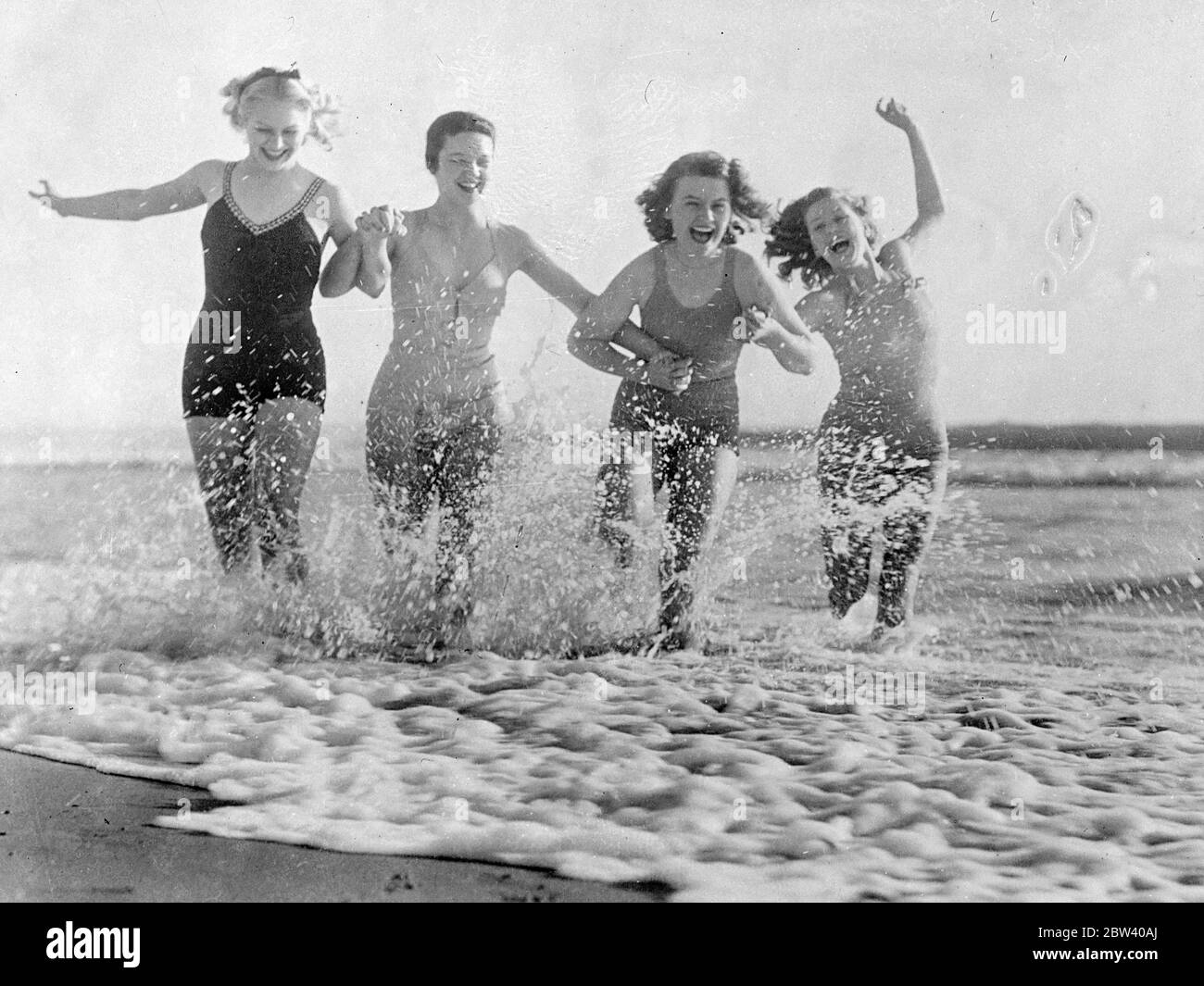 Sie haben einen Kick aus dem Meer. Fotoausstellungen: Vier der Filmschauspielerinnen der Zukunft, die an den warmen Stränden Südkaliforniens im Schaum plätschern: - von links nach rechts - Martha O'Driscoll, Fay Cotton, Jeanne Dante und Phyllis Dobson. April 1937 Stockfoto