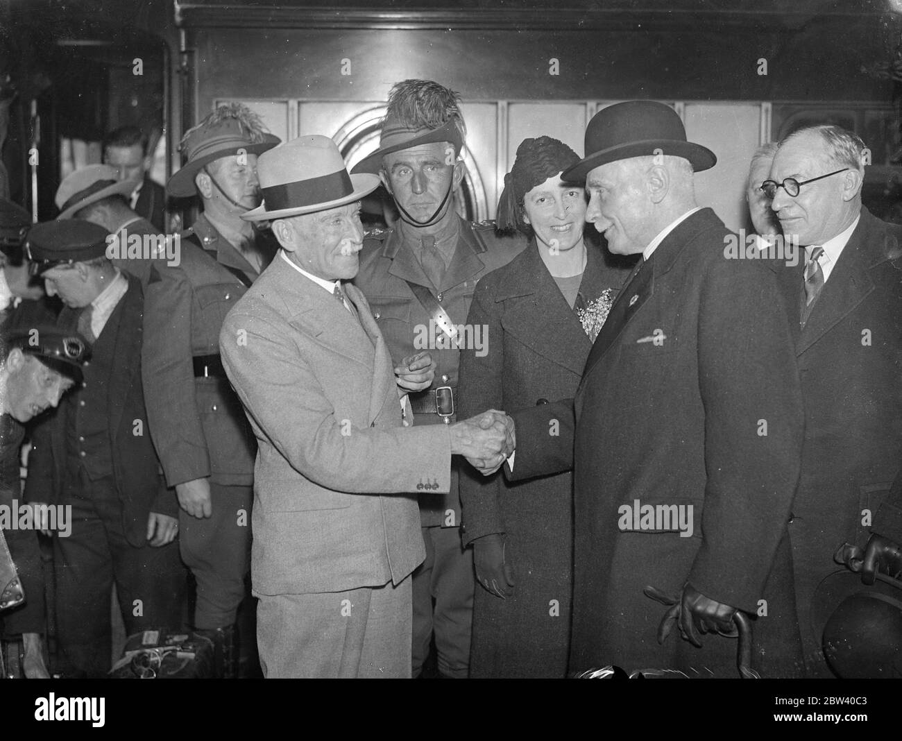 Australier kommandierenden Offizier für Krönung kommt. Ehrenwache wegen Tod des Mitglieds abgesagt. Gen Sir Henry George Chevel, der das australische Kontingent für die Krönung befehligen wird, kam am Bahnhof Victoria in London an. Er war zu haben, von einer Wache der Ehre Australier erfüllt, aber dies war nicht aufgrund des Todes eines der Männer montiert, der bei einem Verkehrsunfall getötet wurde. Foto zeigt Gen Sir Henry George Chevel begrüßt von Feldmarschall Lord Milne (rechts). Andere australische Offiziere begrüßten den General Chevel. 10. April 1937 Stockfoto